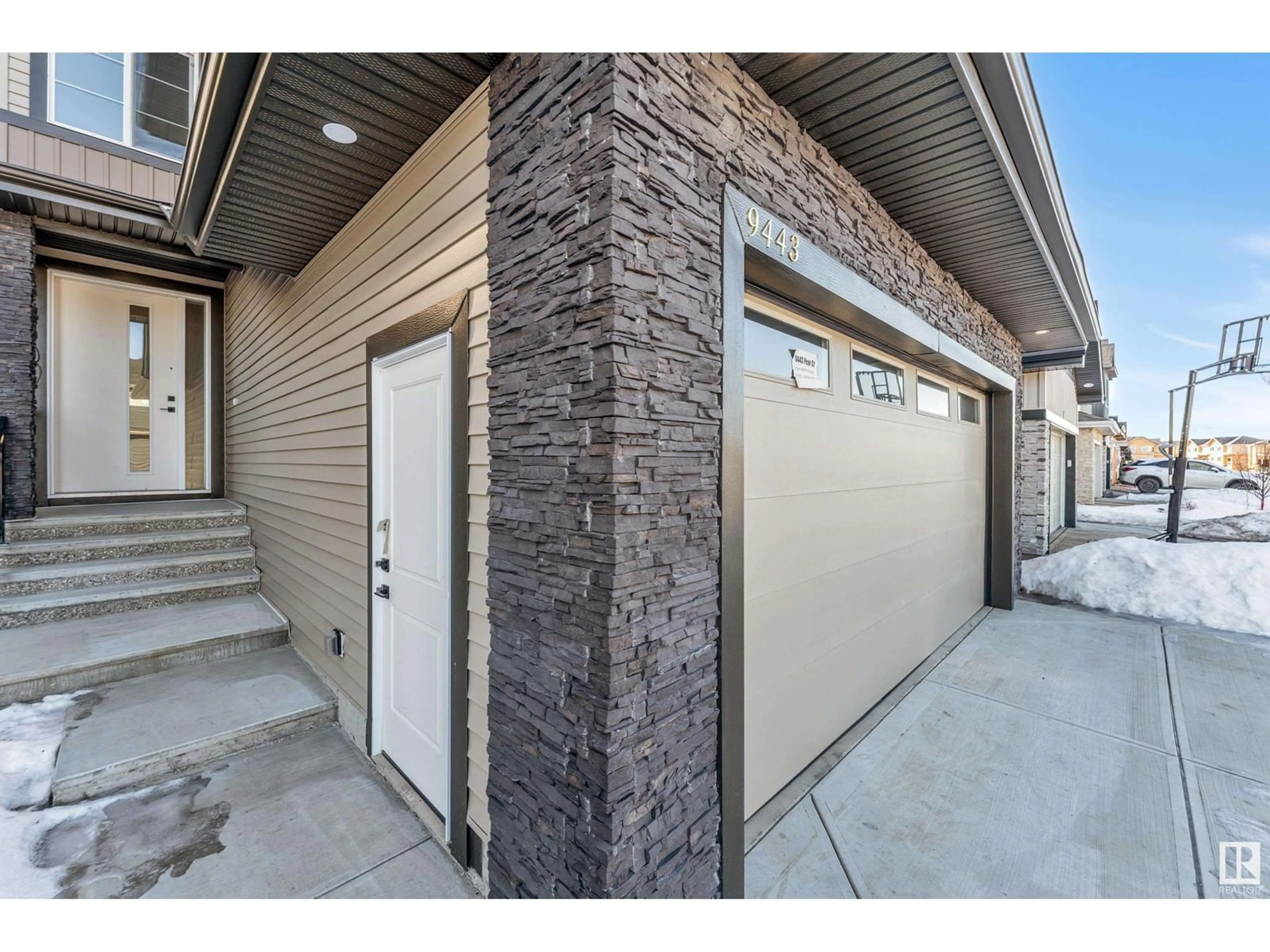 Indoor garage for 9443 Pear Cr SW, Edmonton Alberta T6X2Z5