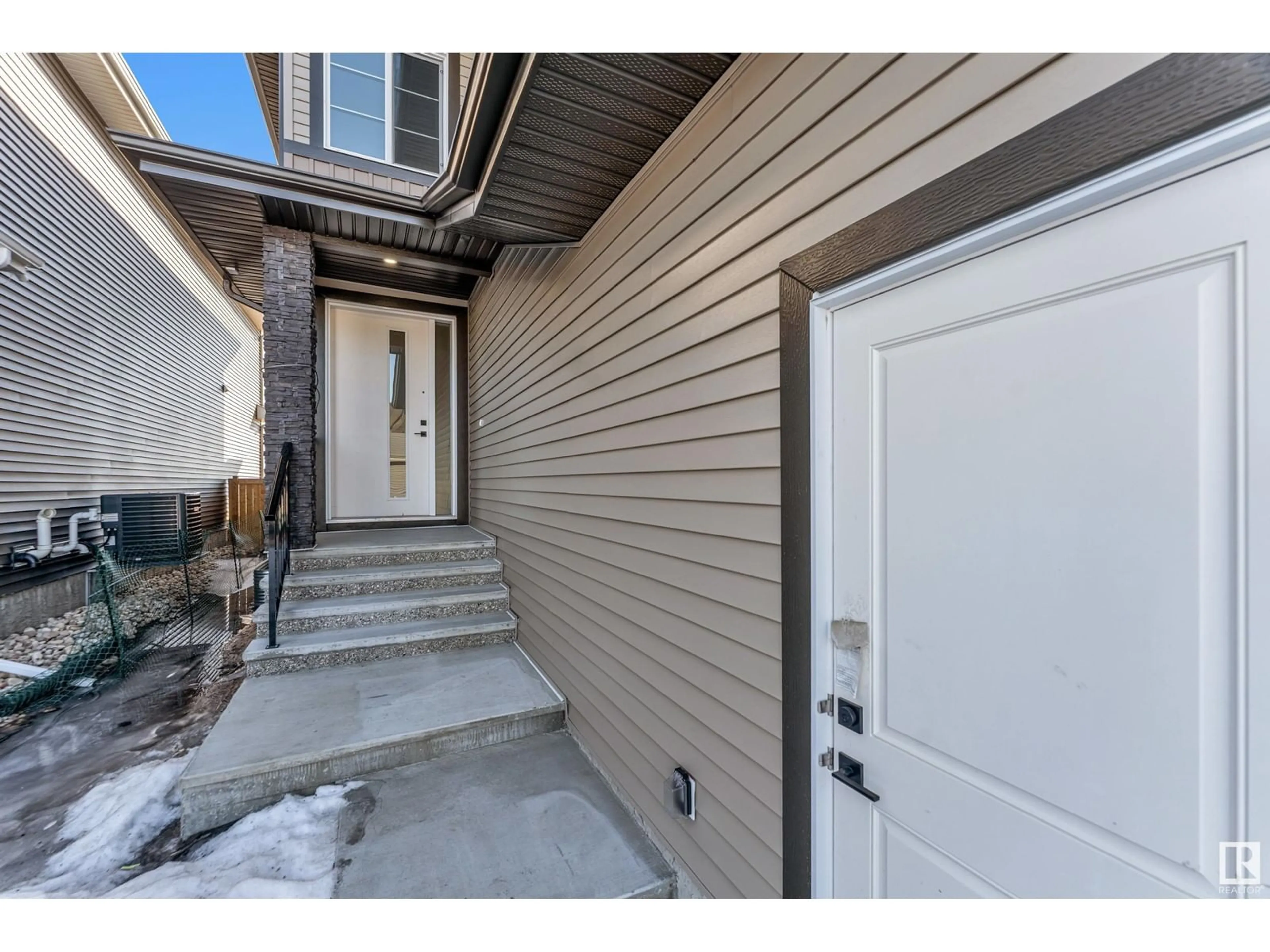 Indoor entryway for 9443 Pear Cr SW, Edmonton Alberta T6X2Z5