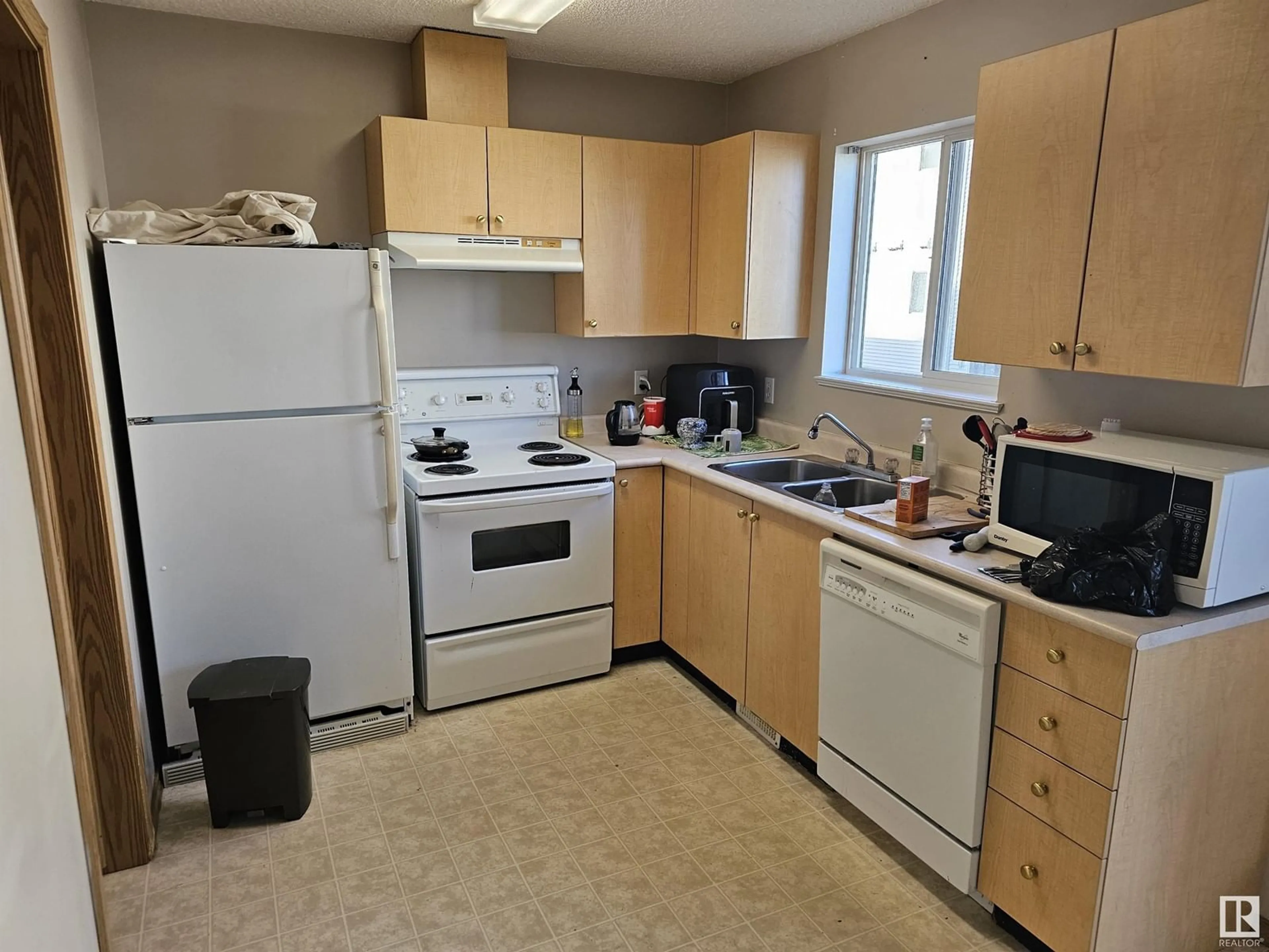 Standard kitchen, unknown for #407 610 KING ST, Spruce Grove Alberta T7X4J9