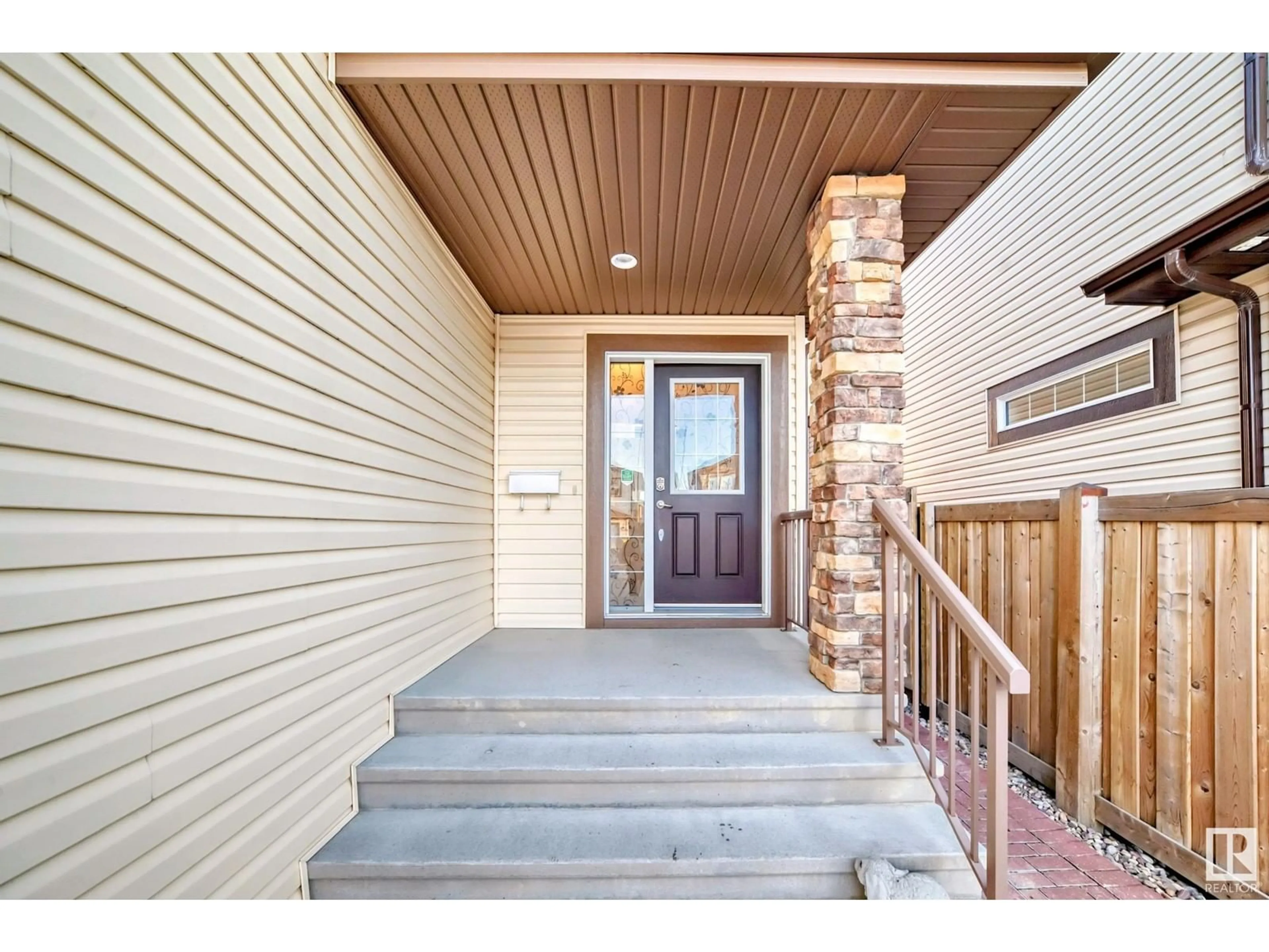 Indoor entryway for 13815 142 AV NW NW, Edmonton Alberta T6V0L6