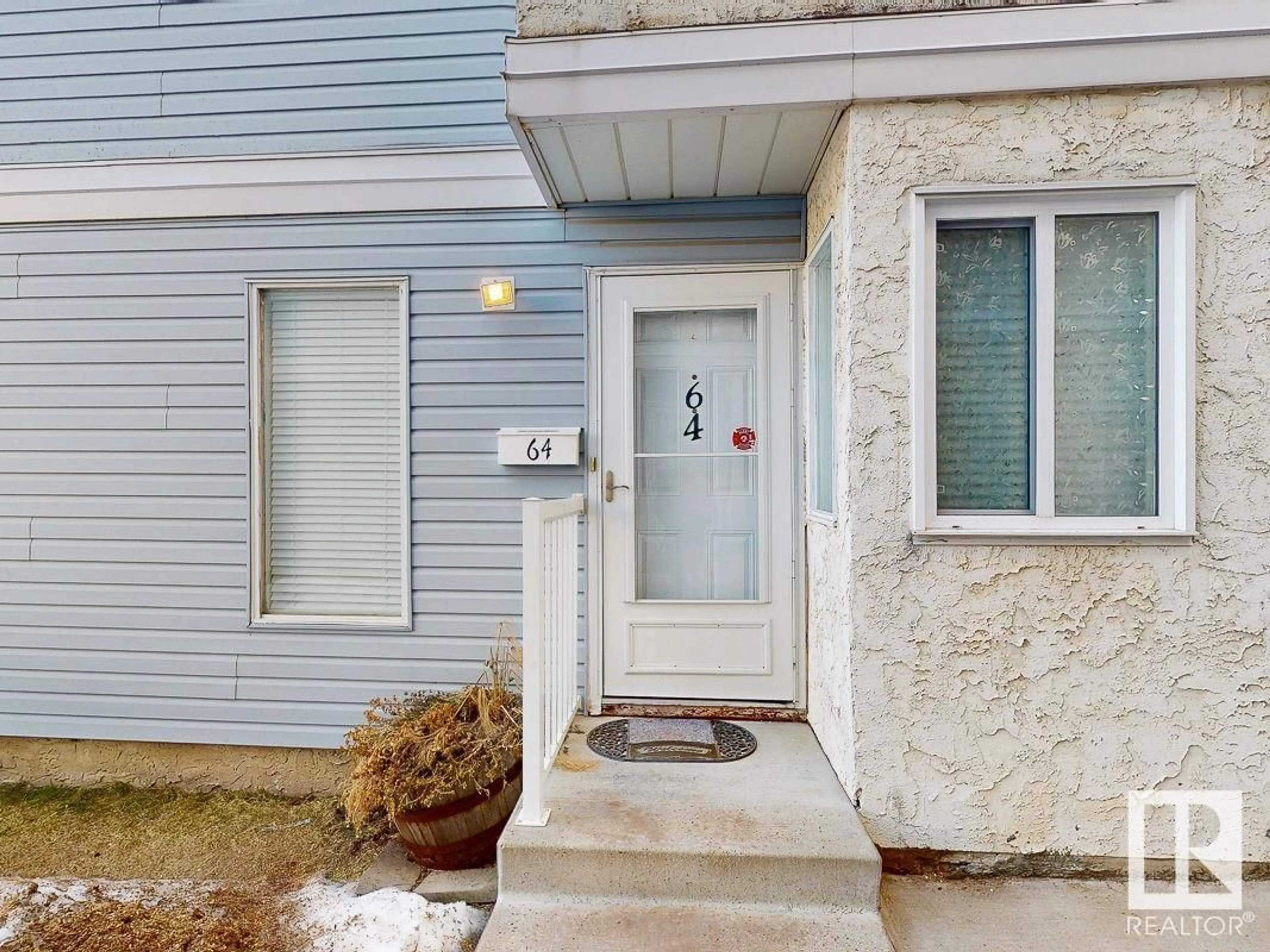 Indoor entryway for 64 LANCASTER TC NW, Edmonton Alberta T5X5S4