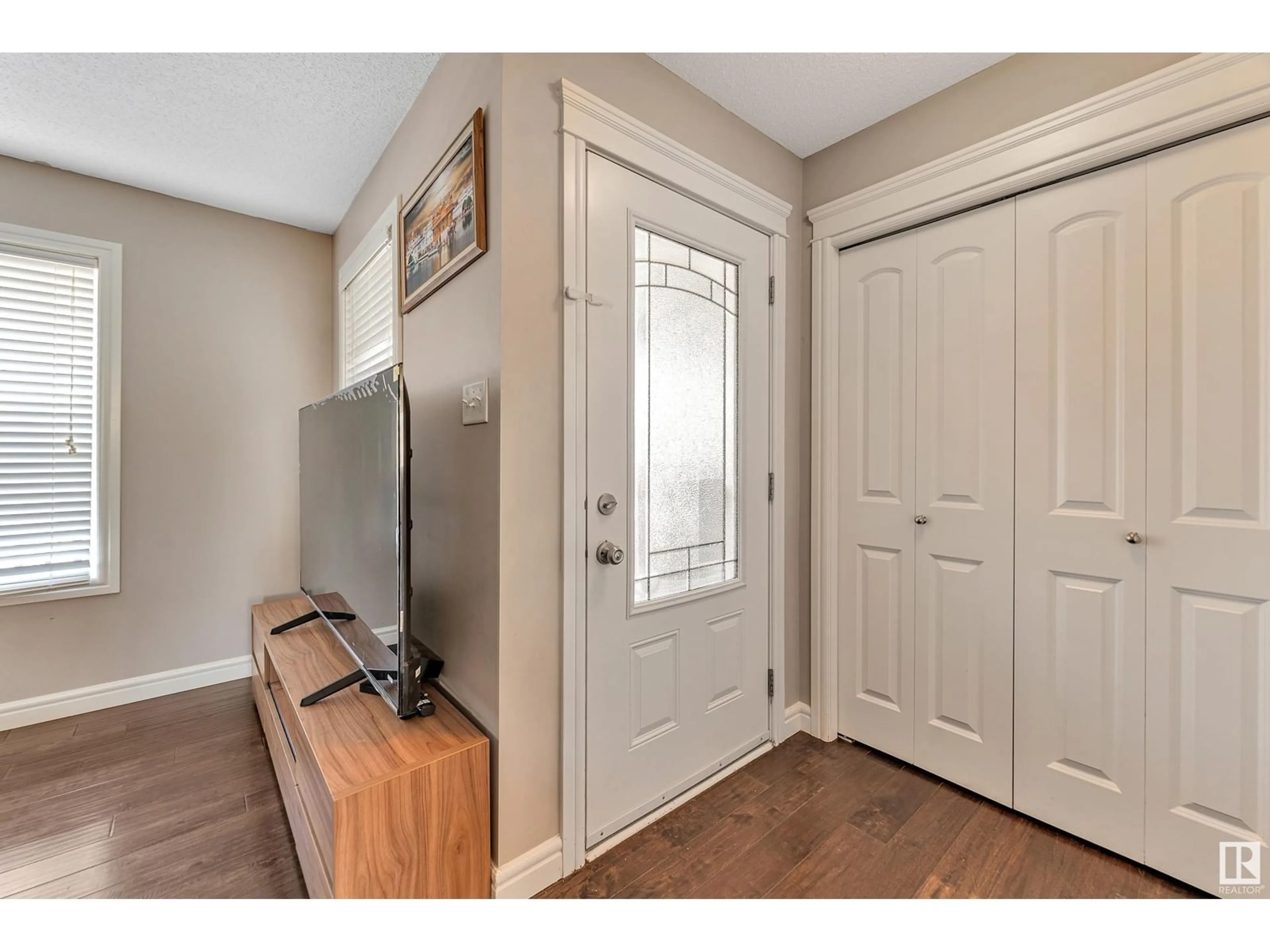 Indoor entryway for 3035 14 AV NW, Edmonton Alberta T6T0Z2