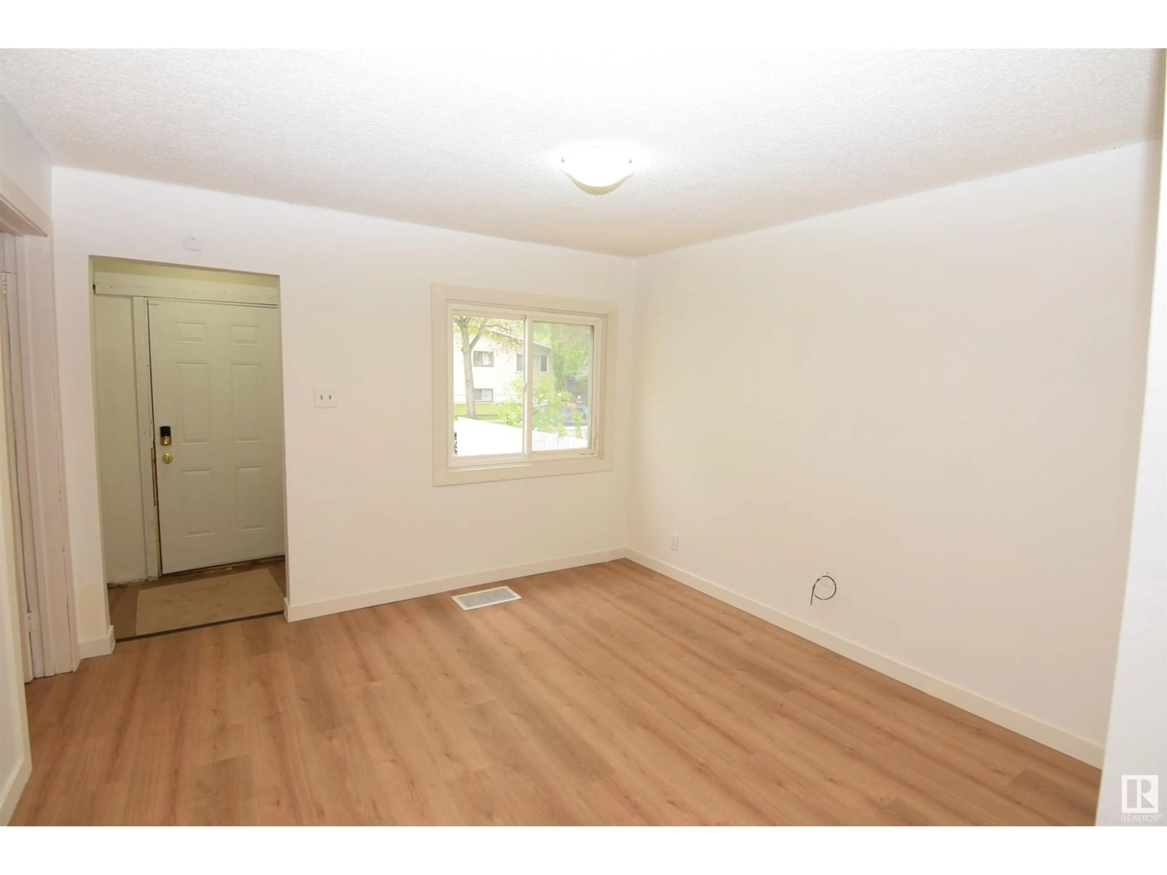 A pic of a room for 12209 92 ST, Edmonton Alberta T5G1B4