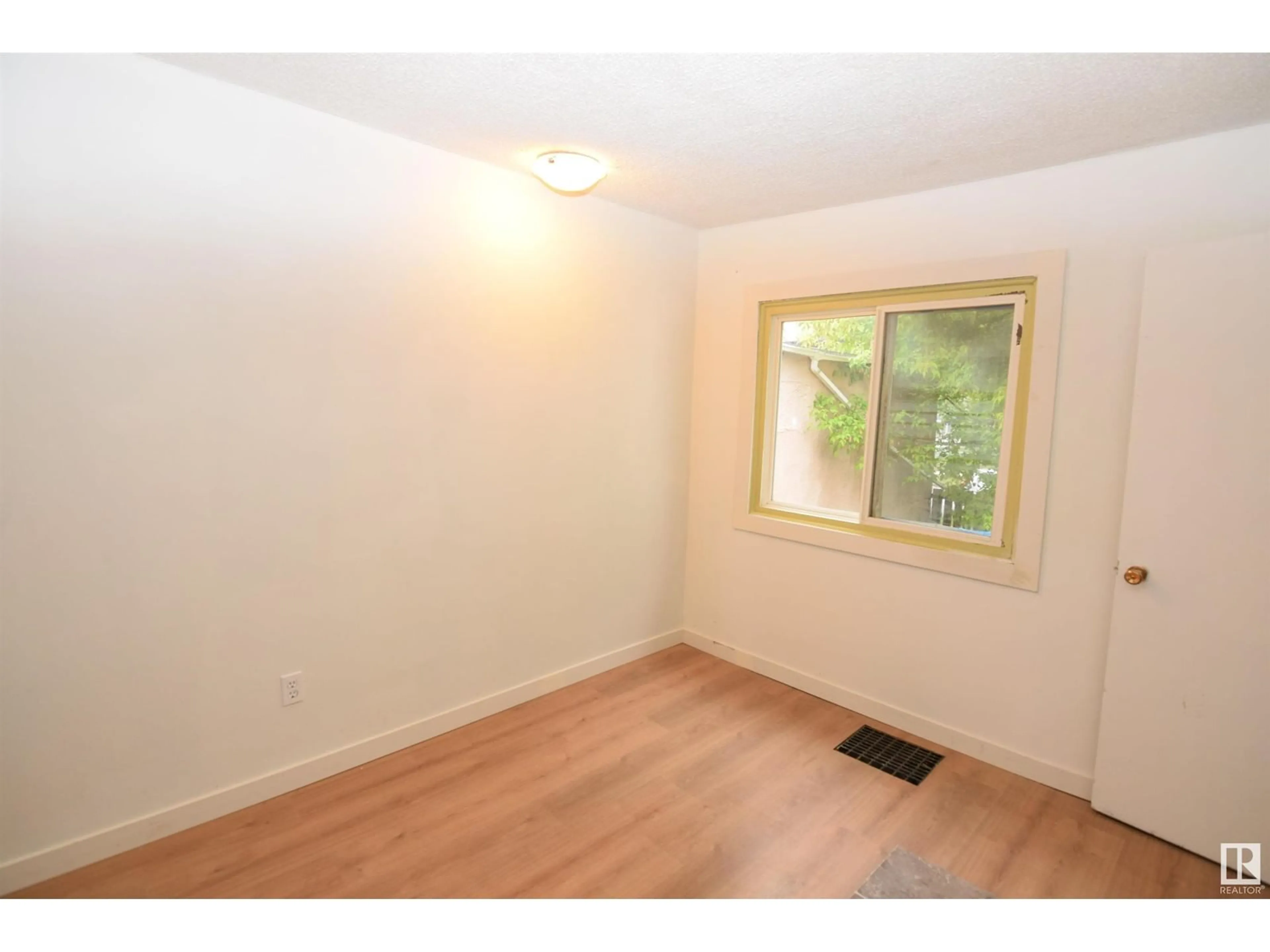 A pic of a room for 12209 92 ST, Edmonton Alberta T5G1B4