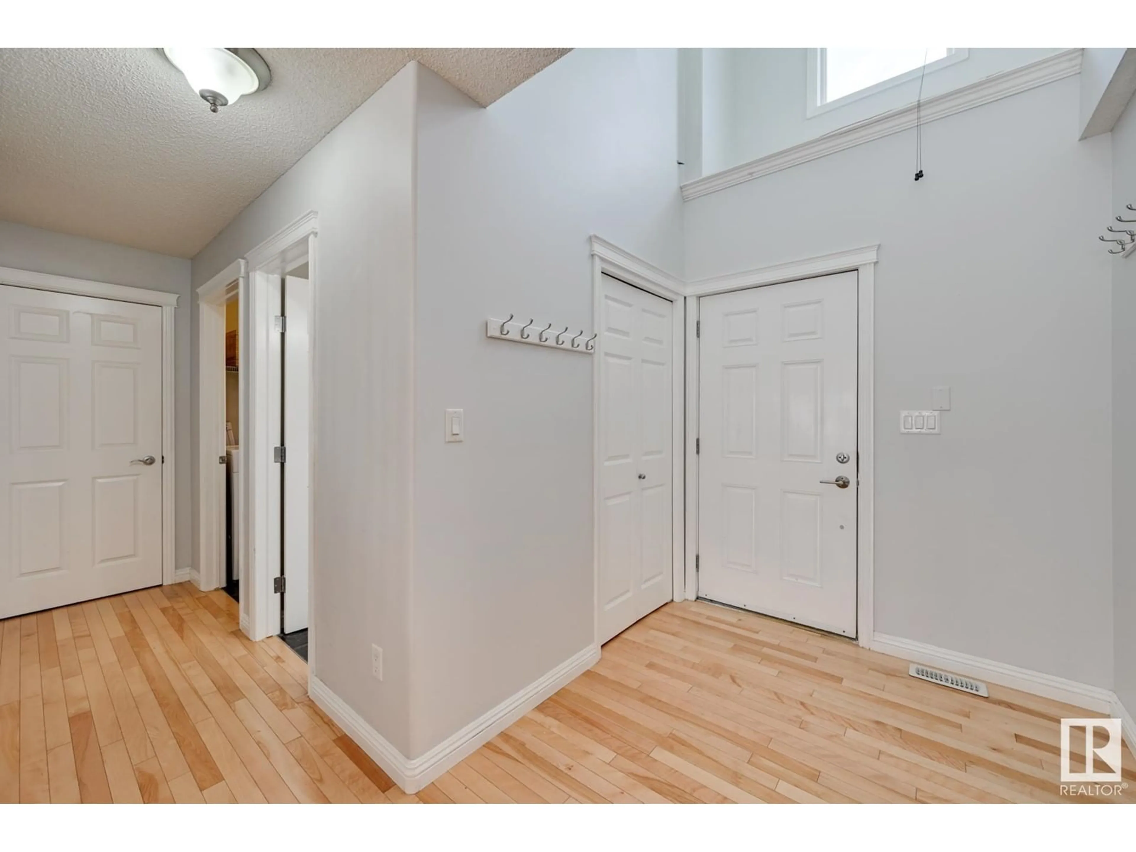 Indoor entryway for 347 GRIESBACH SCHOOL RD, Edmonton Alberta T5E6N1