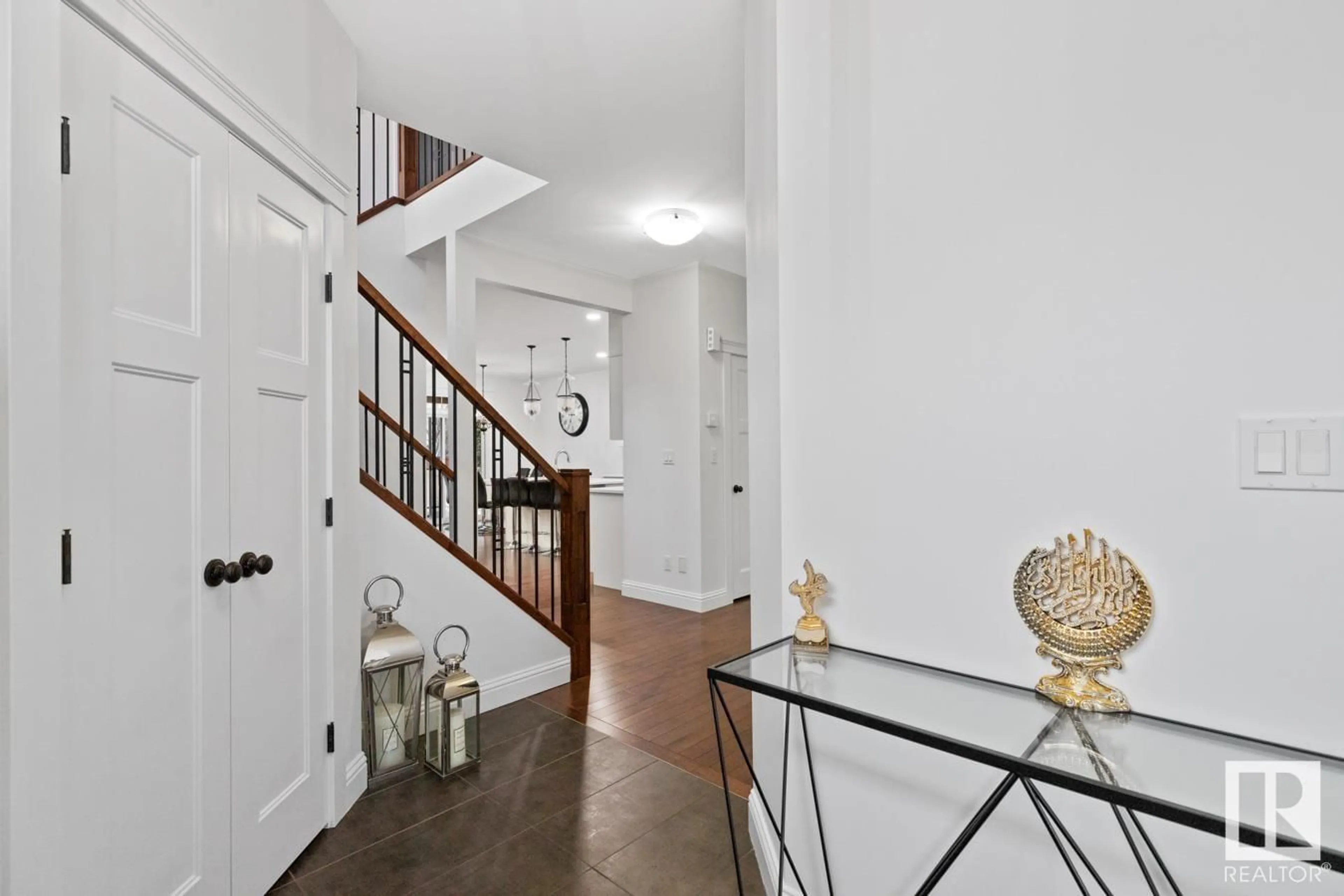 Indoor entryway for 904 CRYSTALLINA NERA WY NW, Edmonton Alberta T5Z0L1