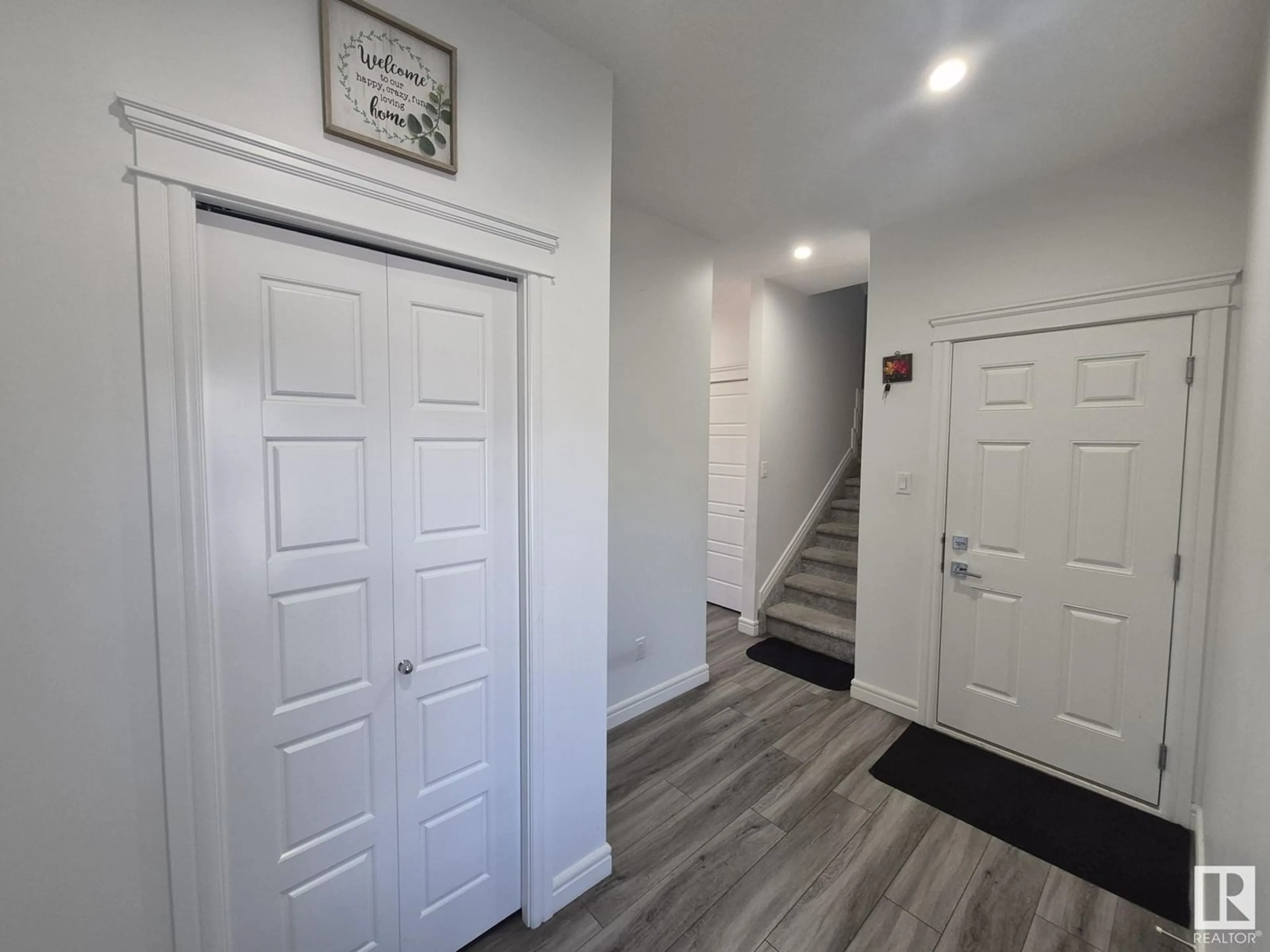 Indoor entryway for 2523 12 AV NW, Edmonton Alberta T6T2M6