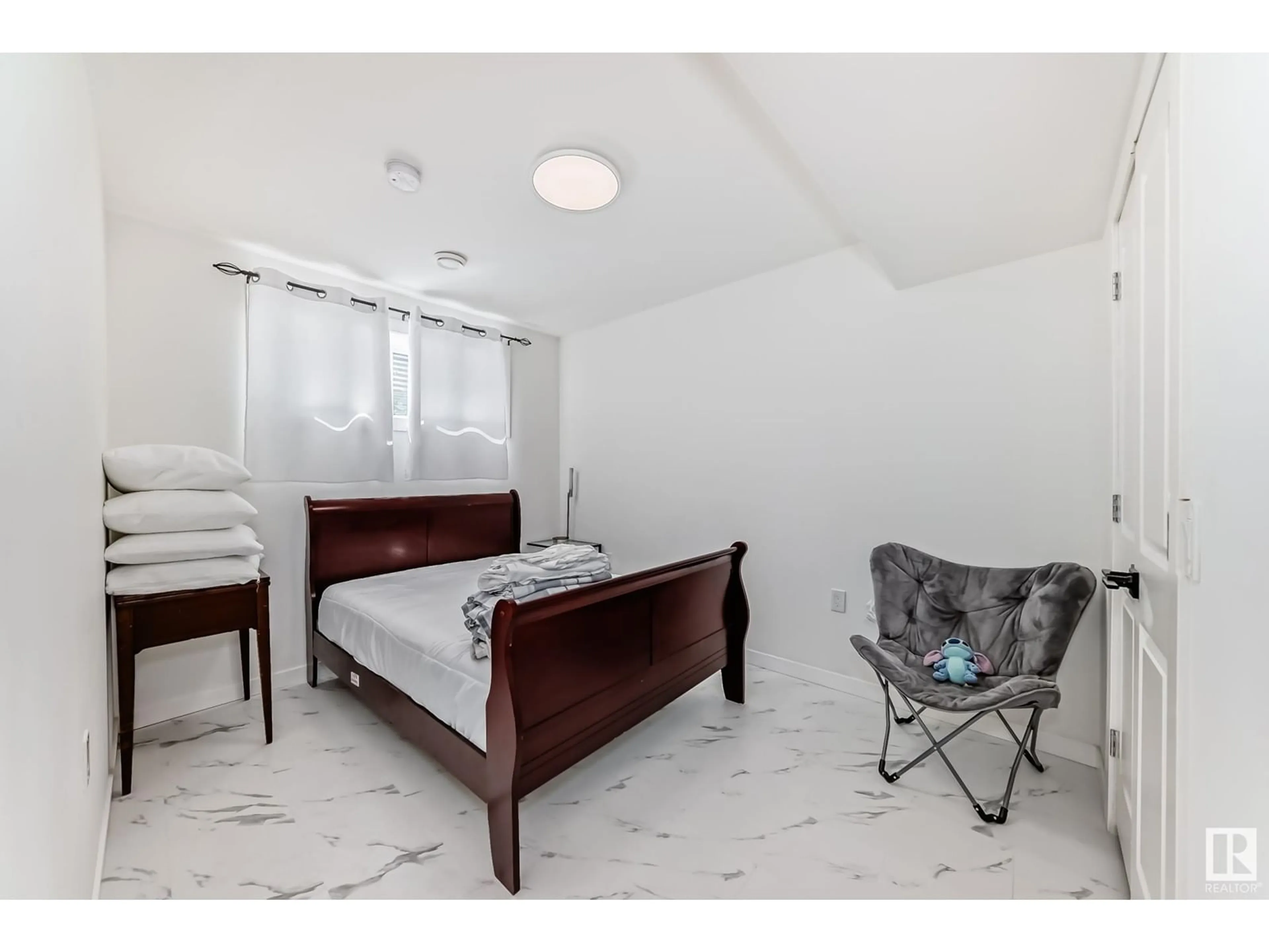 A pic of a room for 22015 85 AVENUE NW, Edmonton Alberta T5T7E4