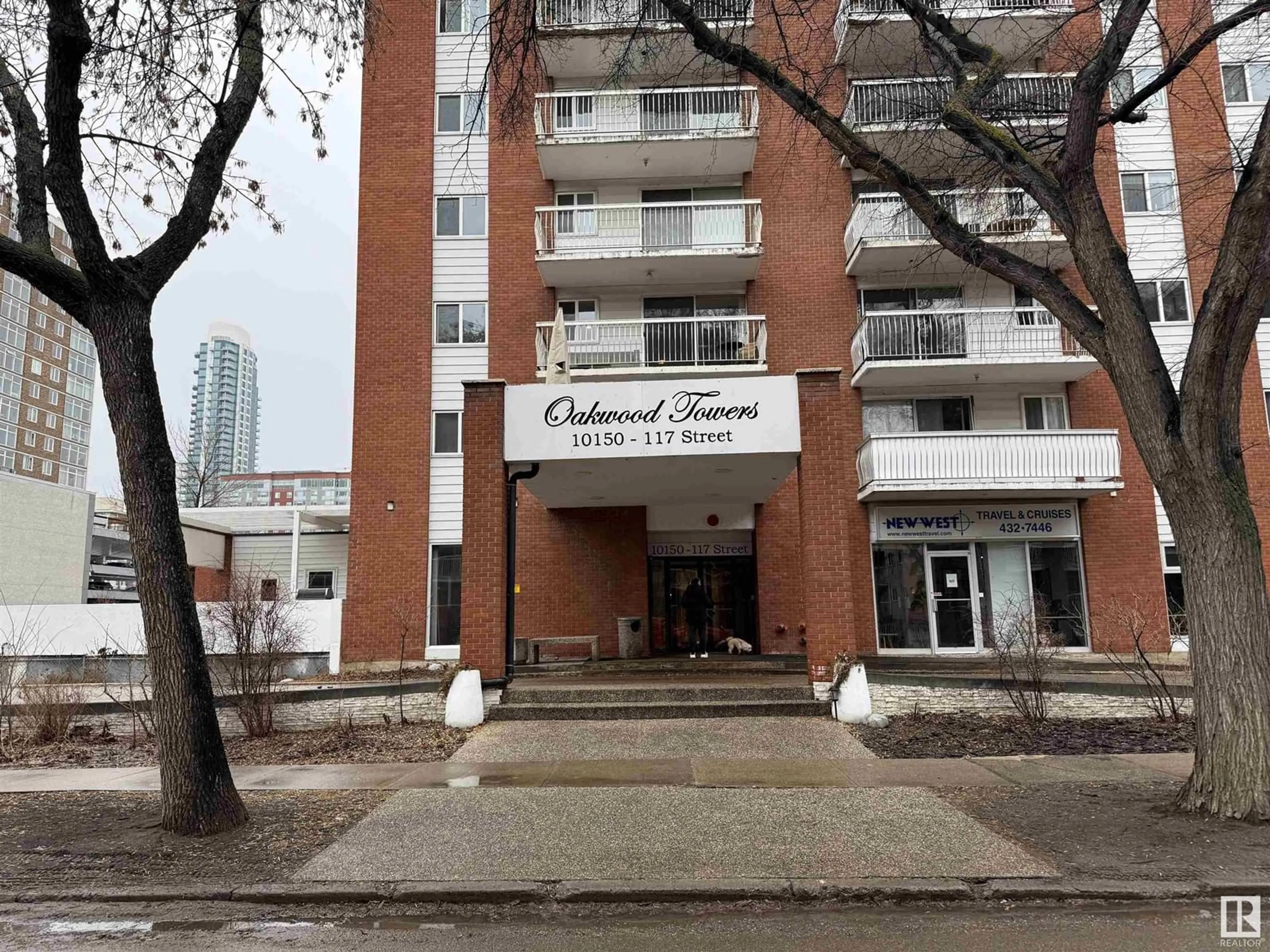 Indoor foyer for 1305 117 ST, Edmonton Alberta T5K2J2