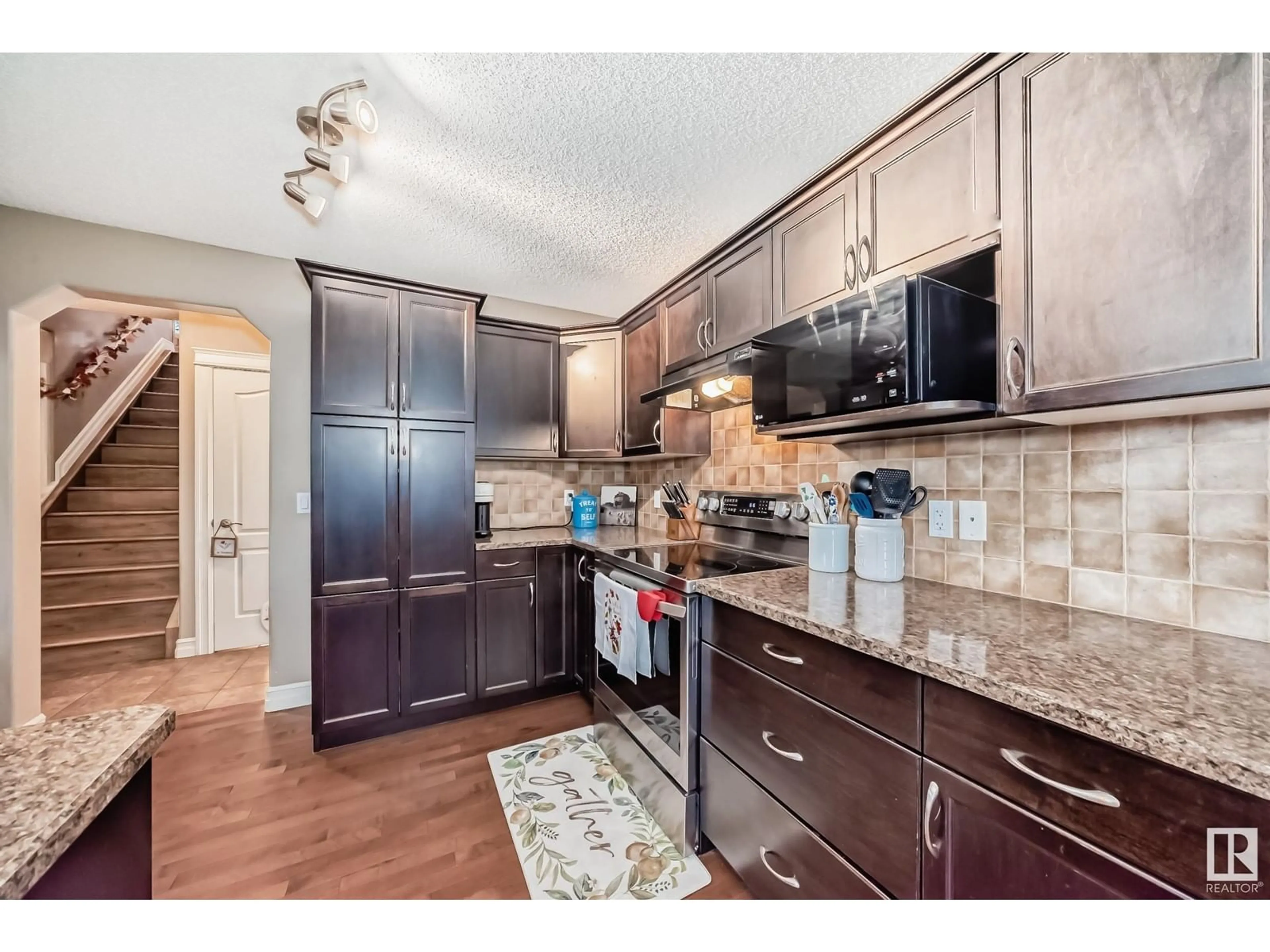 Open concept kitchen, unknown for 25 Cranberry BN, Fort Saskatchewan Alberta T8L0H2