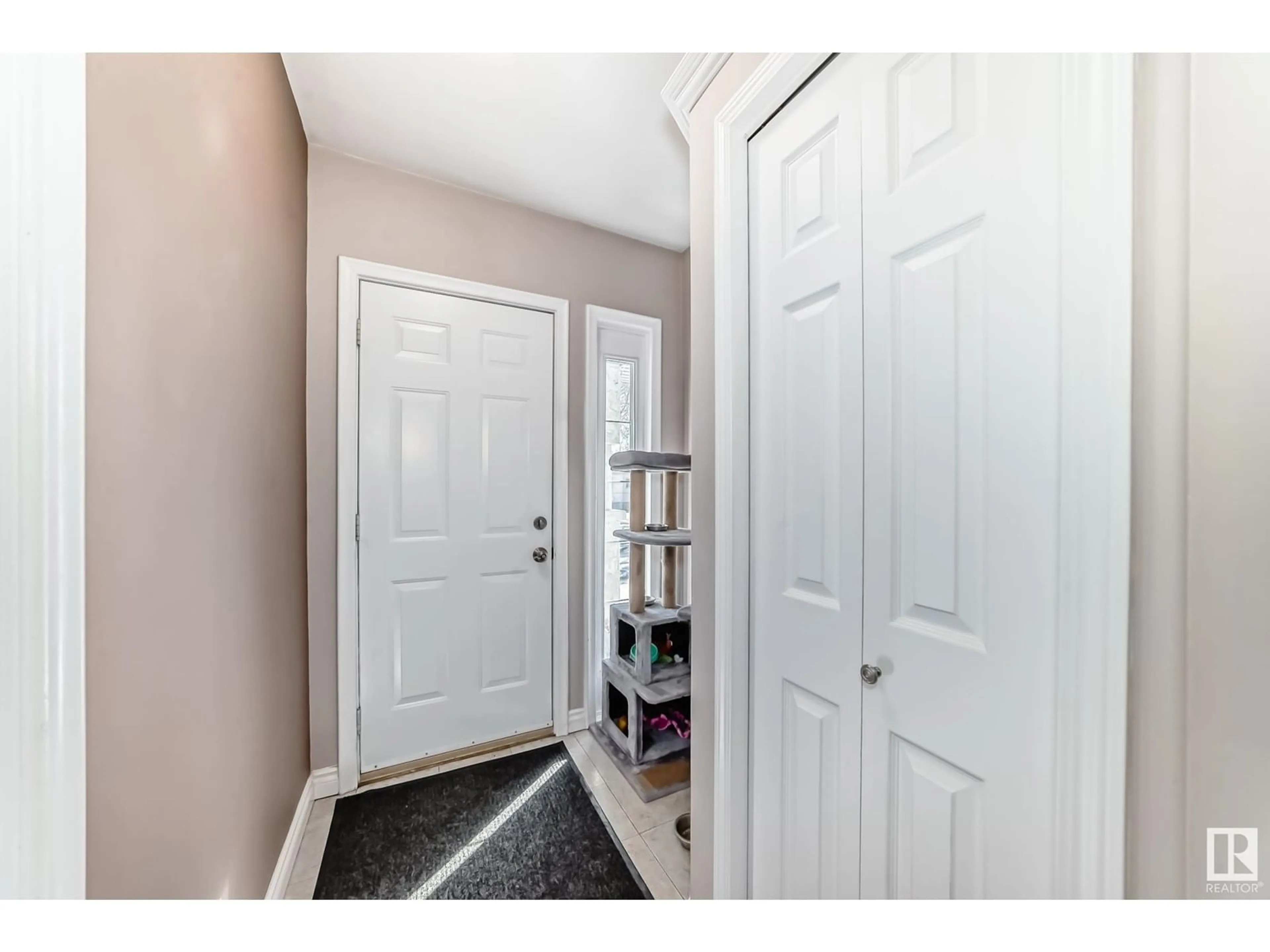 Indoor entryway for 13528 116B AV NW, Edmonton Alberta T5M3G4