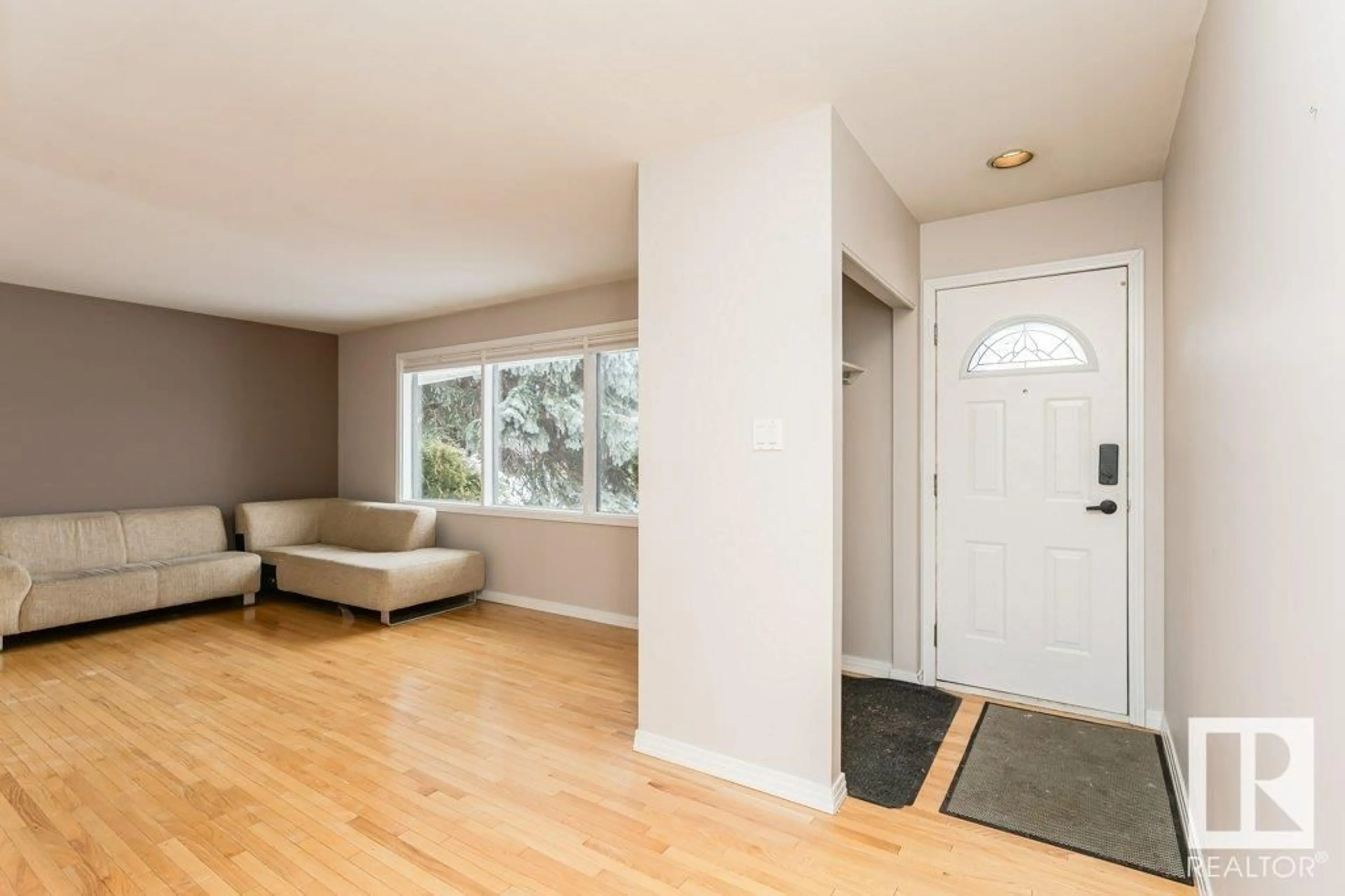 Indoor entryway for 14512 86 AV NW, Edmonton Alberta T5R4B6