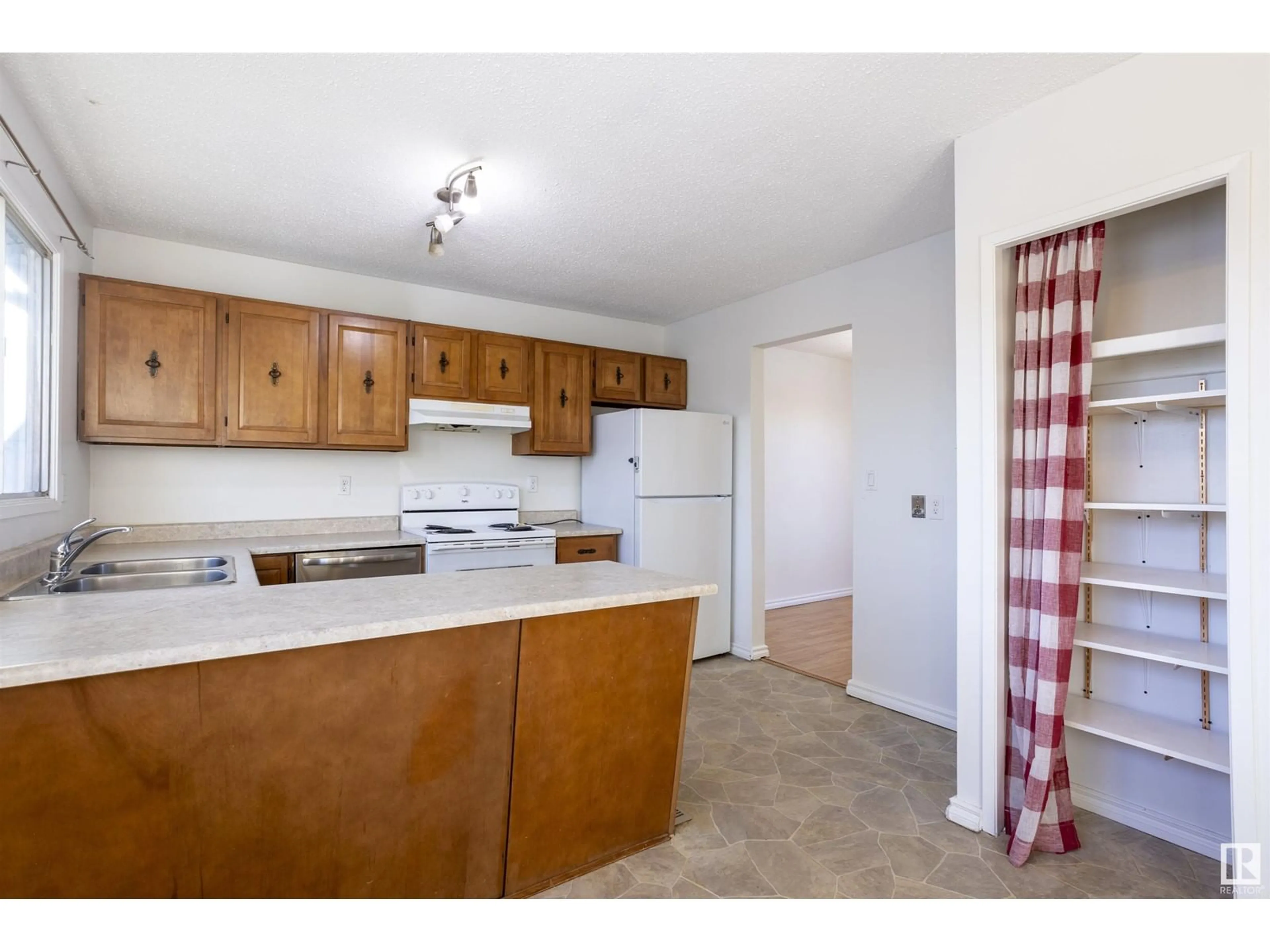 Standard kitchen, unknown for 17929 63A AV NW, Edmonton Alberta T5T2J1