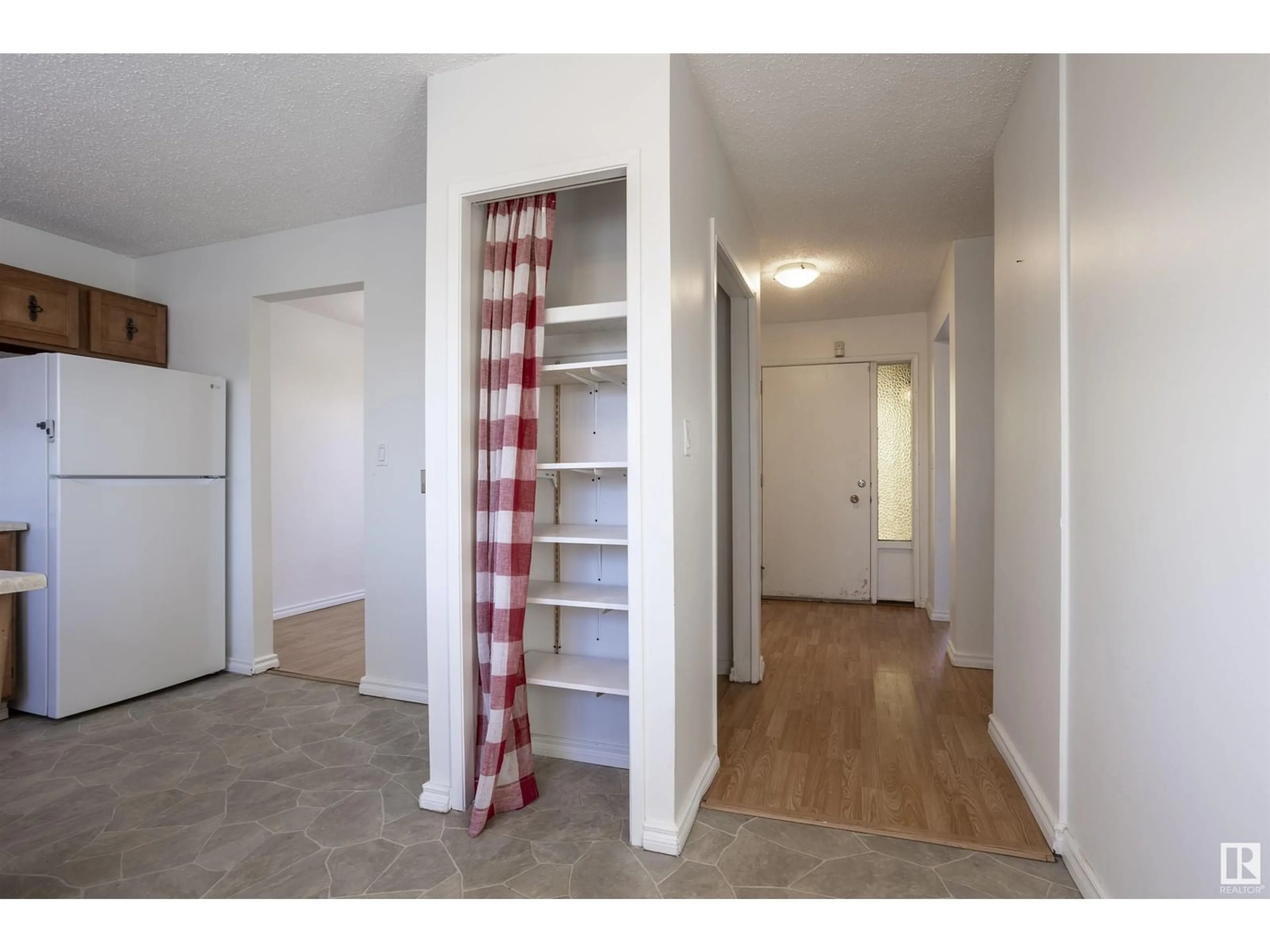 A pic of a room for 17929 63A AV NW, Edmonton Alberta T5T2J1