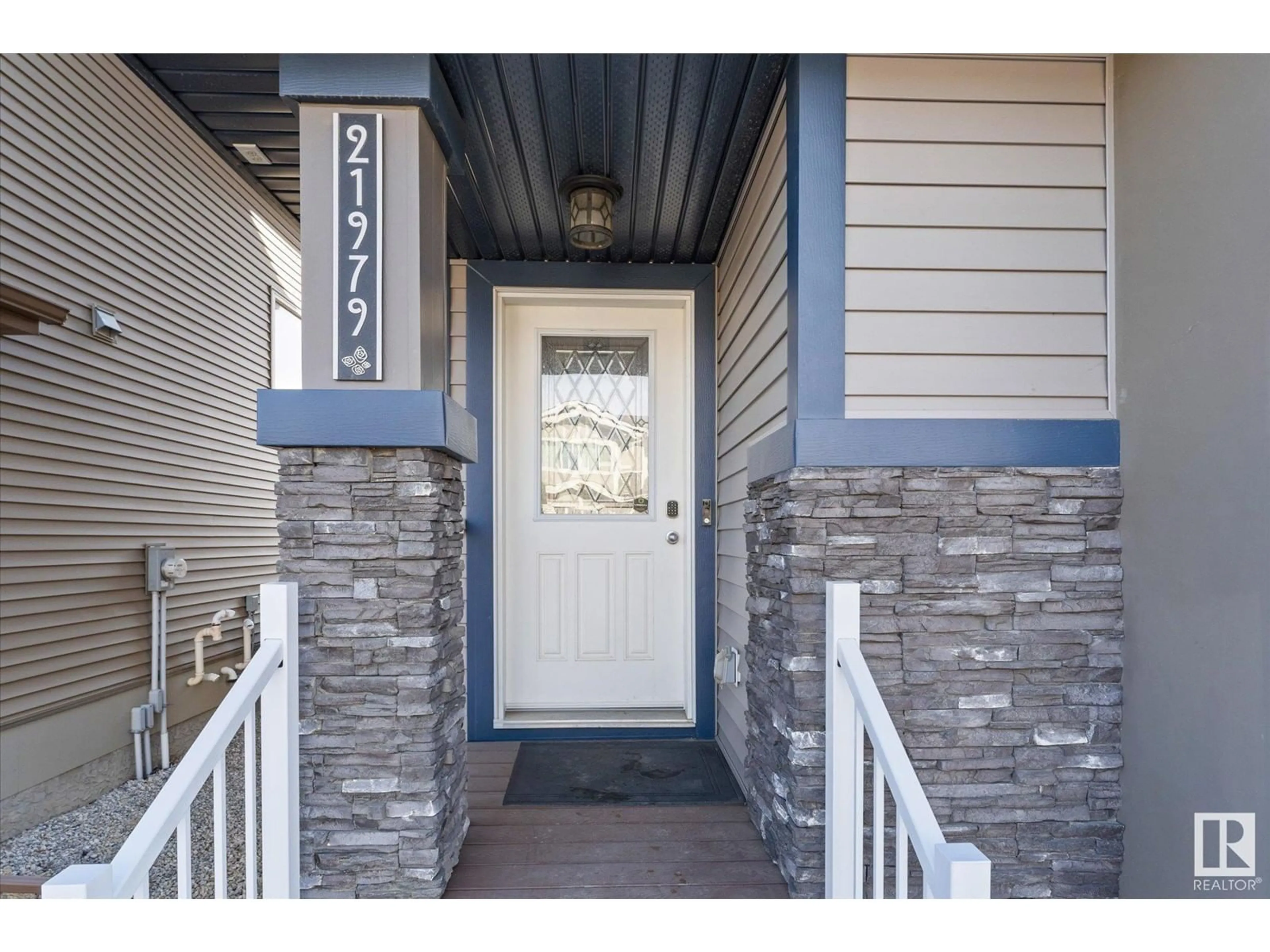 Indoor entryway for 21979 90 AV NW, Edmonton Alberta T5T7A5