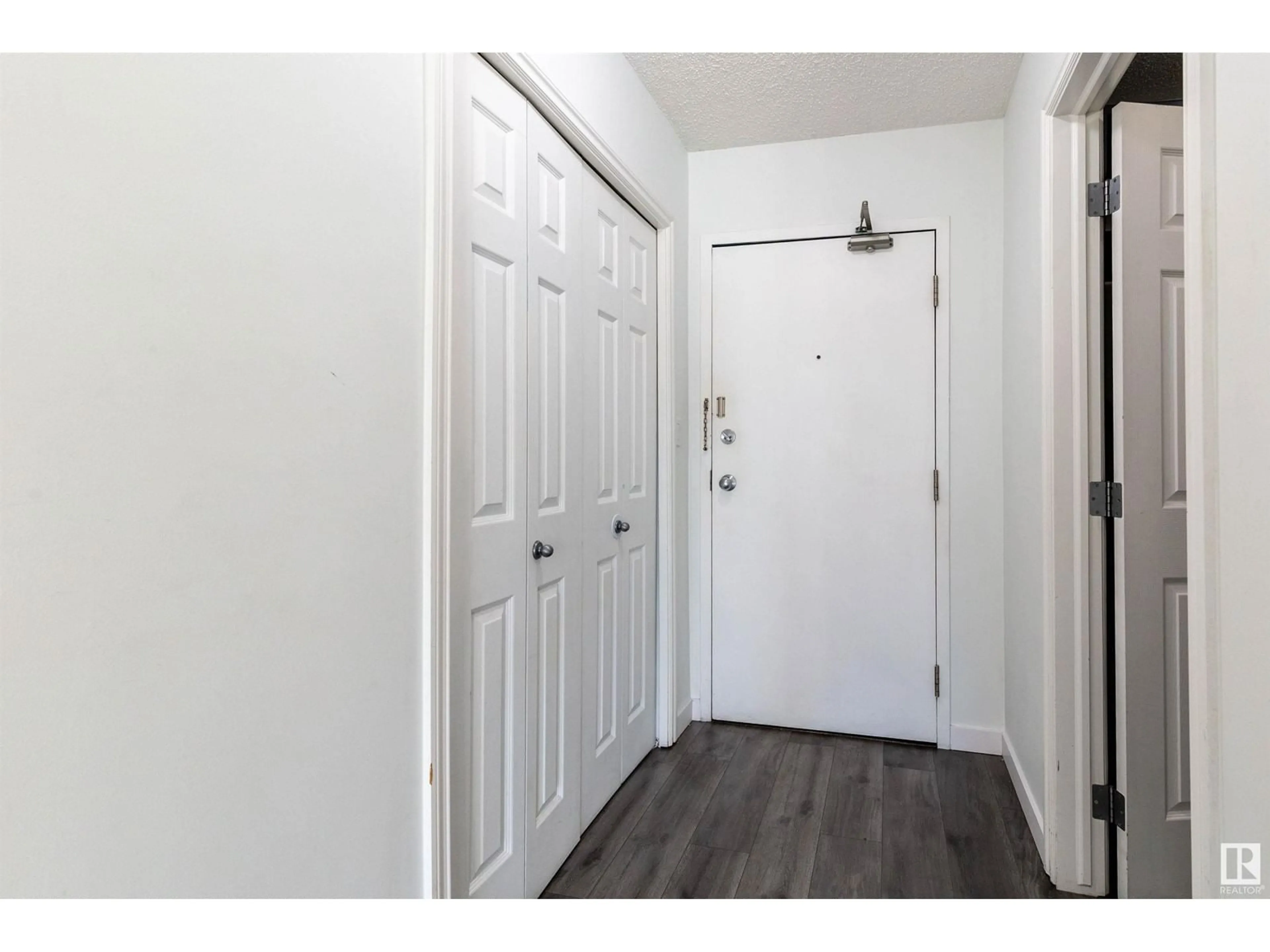 Indoor entryway for #202 11446 40 AV NW, Edmonton Alberta T6J0R5