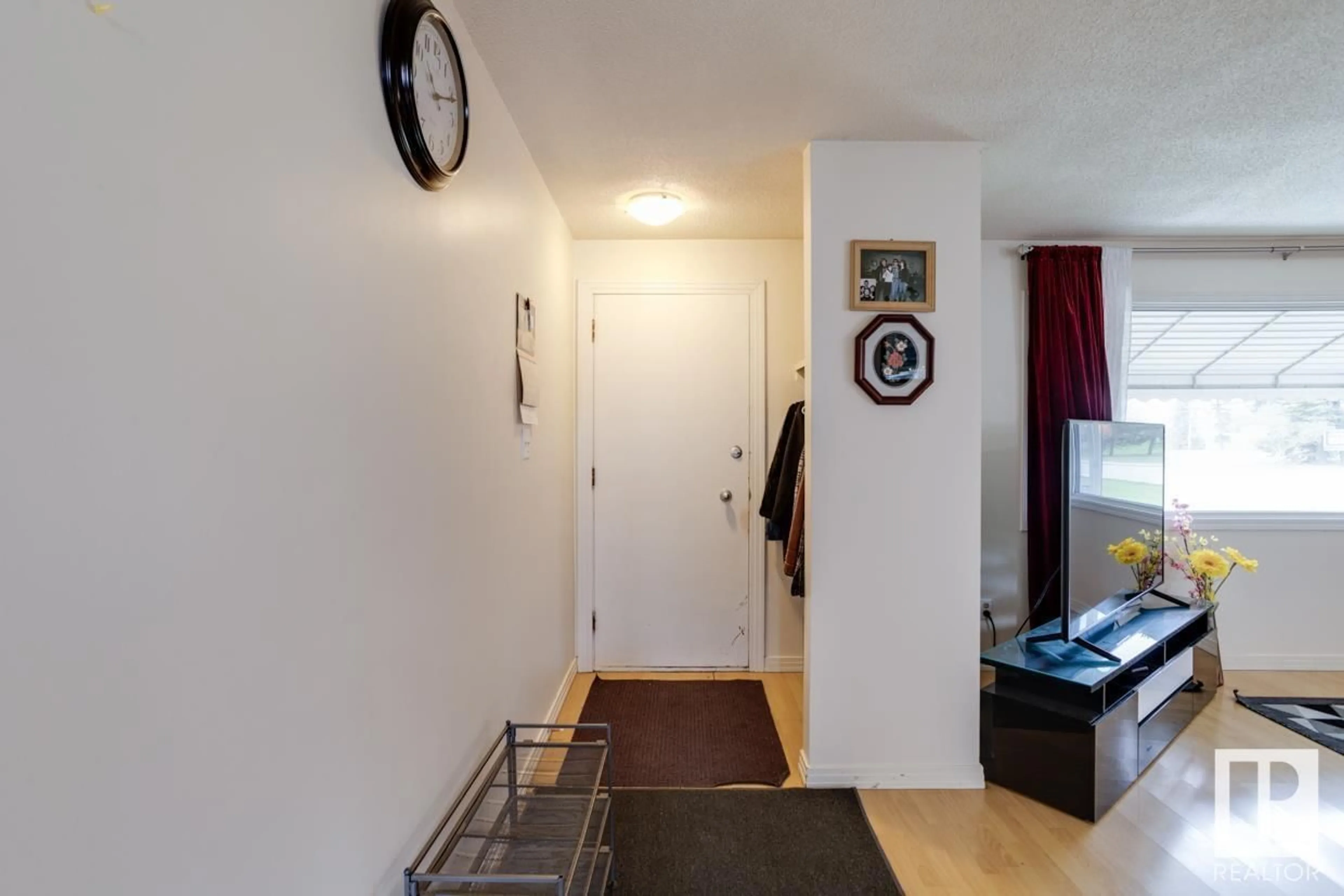 Indoor entryway for 8412 134 AV NW, Edmonton Alberta T5E1H2