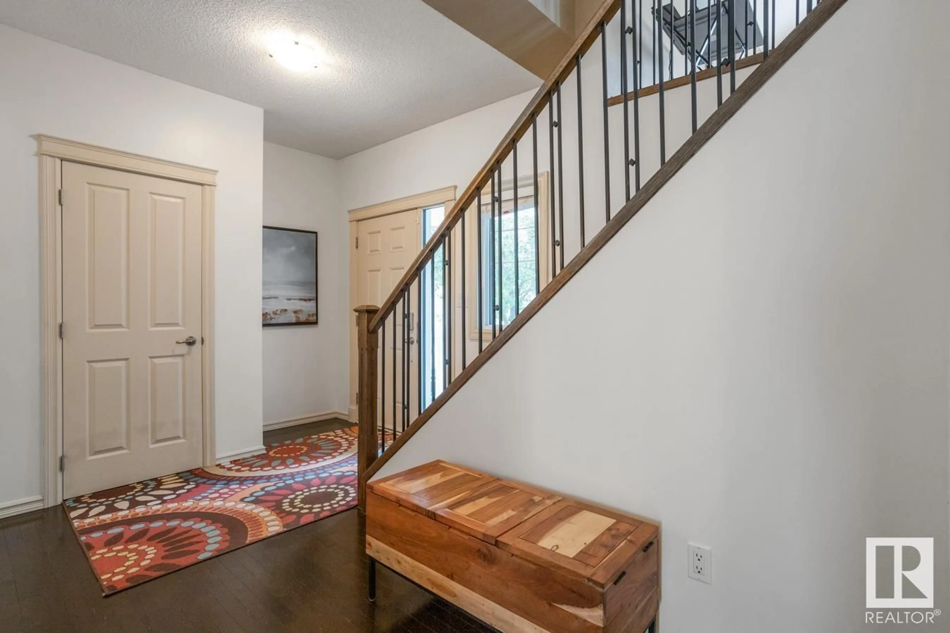 Indoor entryway for 8444 16A AV SW, Edmonton Alberta T6X0H9