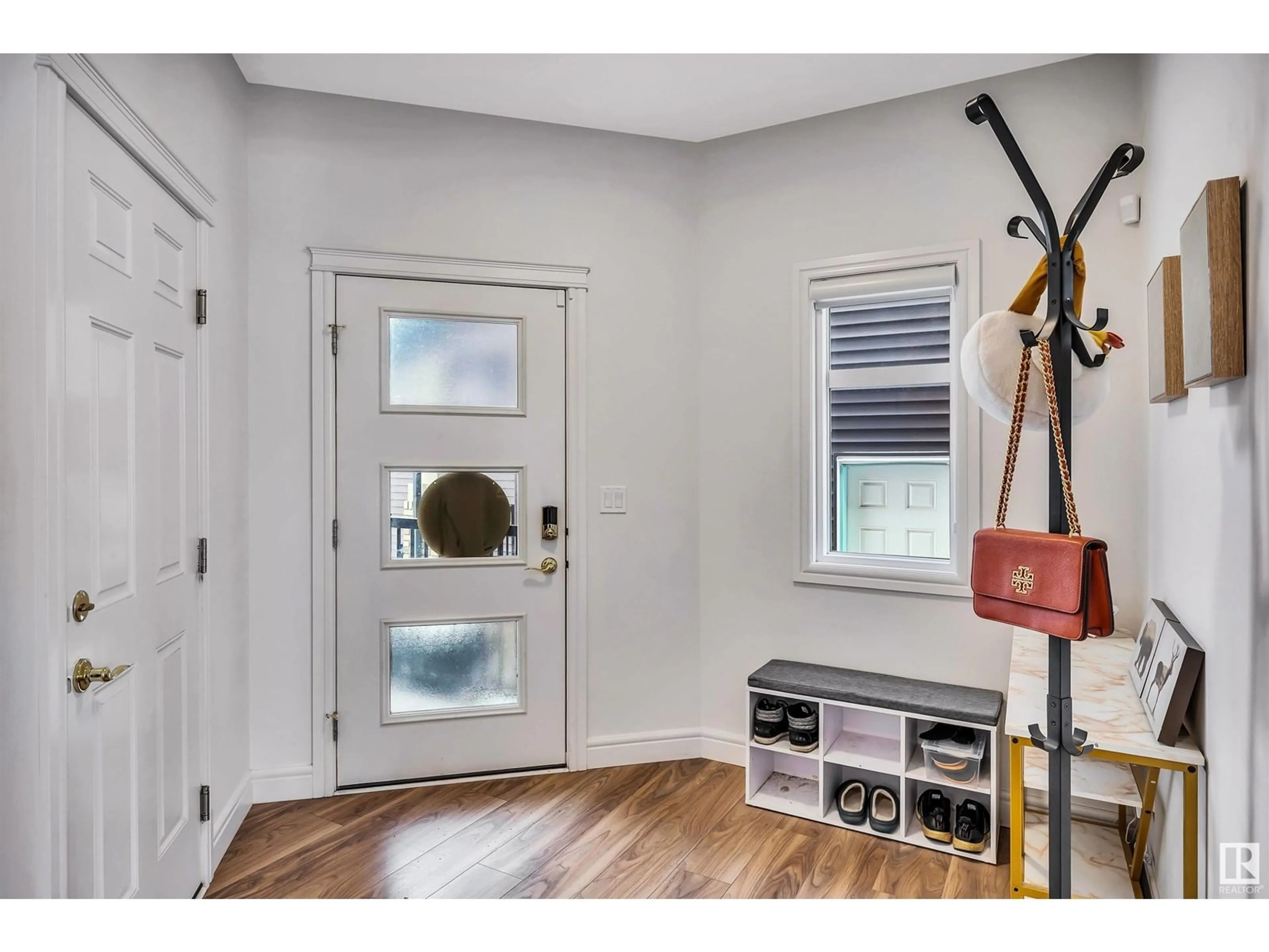 Indoor entryway for 1417 CHERNIAK WY SW, Edmonton Alberta T6W4S6