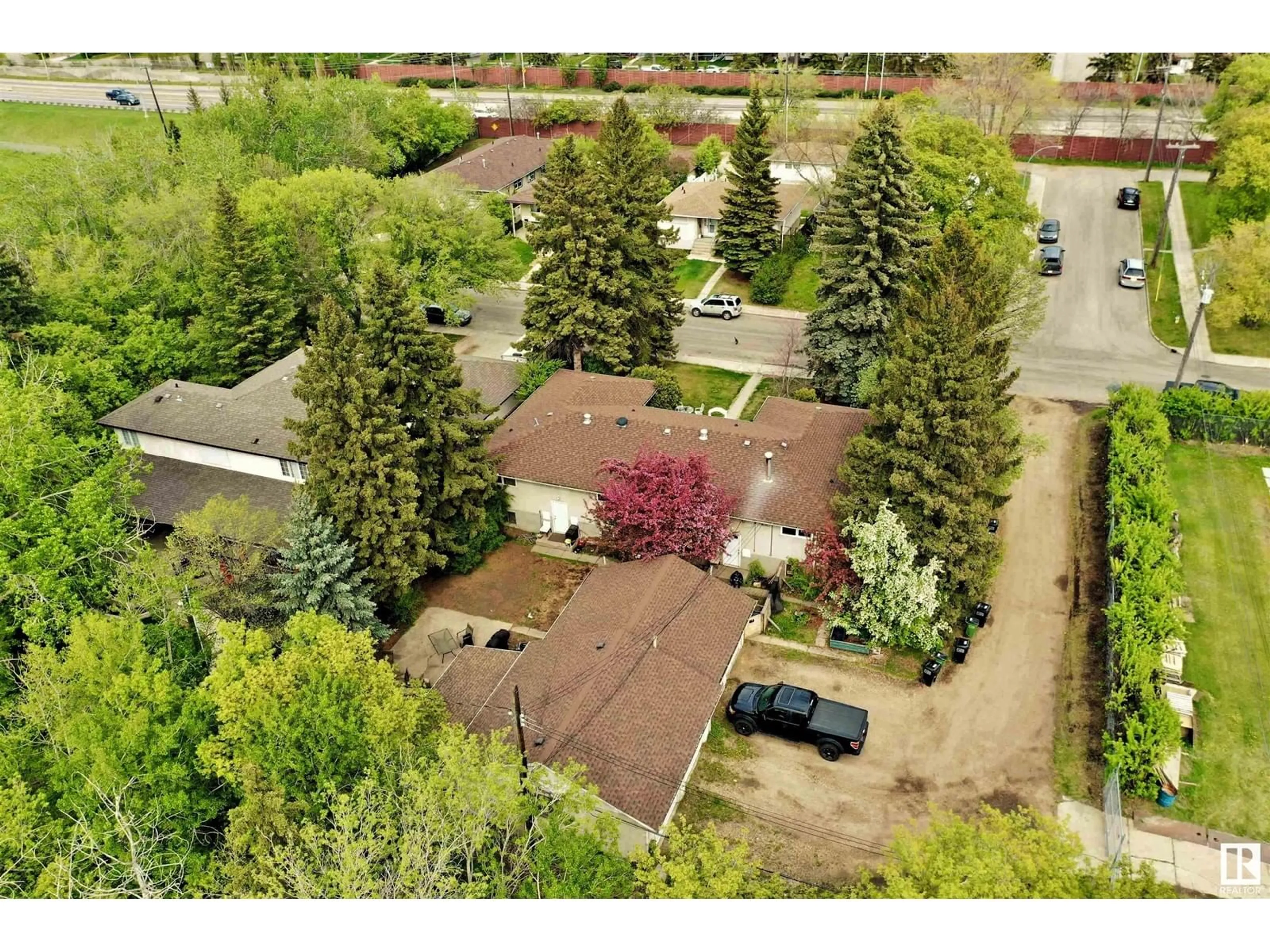 A pic from outside/outdoor area/front of a property/back of a property/a pic from drone, street for 10202 76 ST NW, Edmonton Alberta T6A3A6