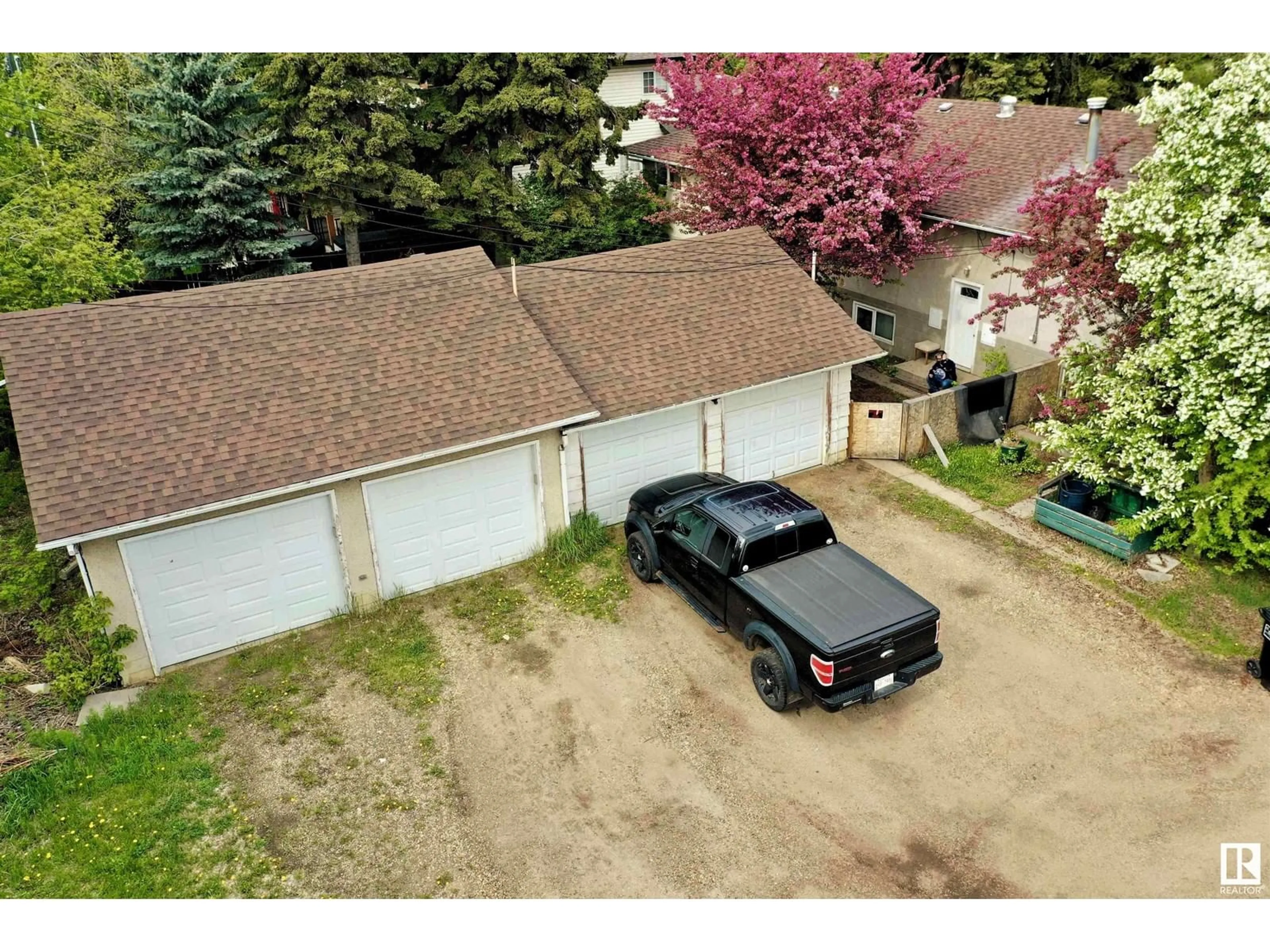 A pic from outside/outdoor area/front of a property/back of a property/a pic from drone, street for 10202 76 ST NW, Edmonton Alberta T6A3A6