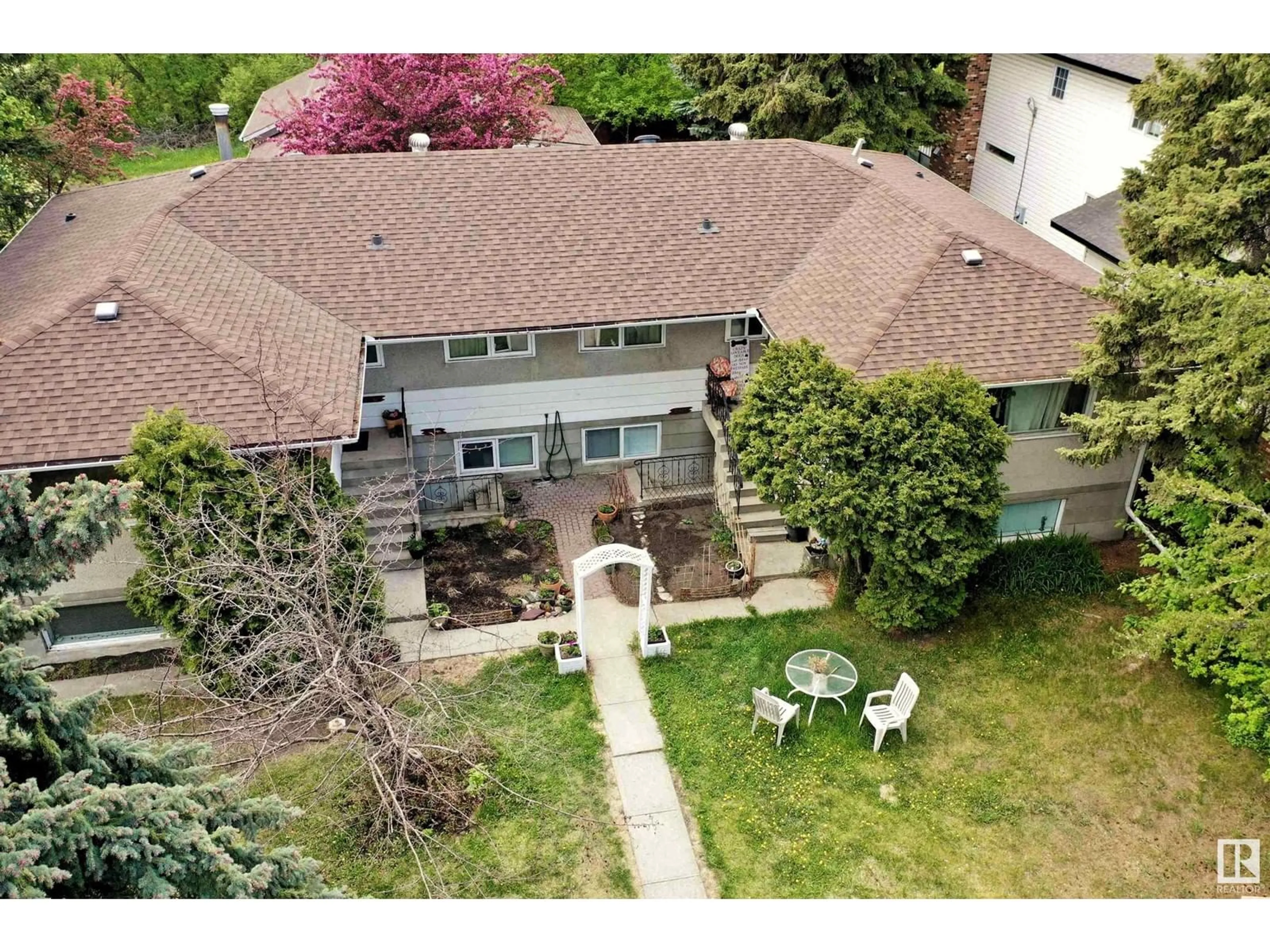 A pic from outside/outdoor area/front of a property/back of a property/a pic from drone, street for 10202 76 ST NW, Edmonton Alberta T6A3A6