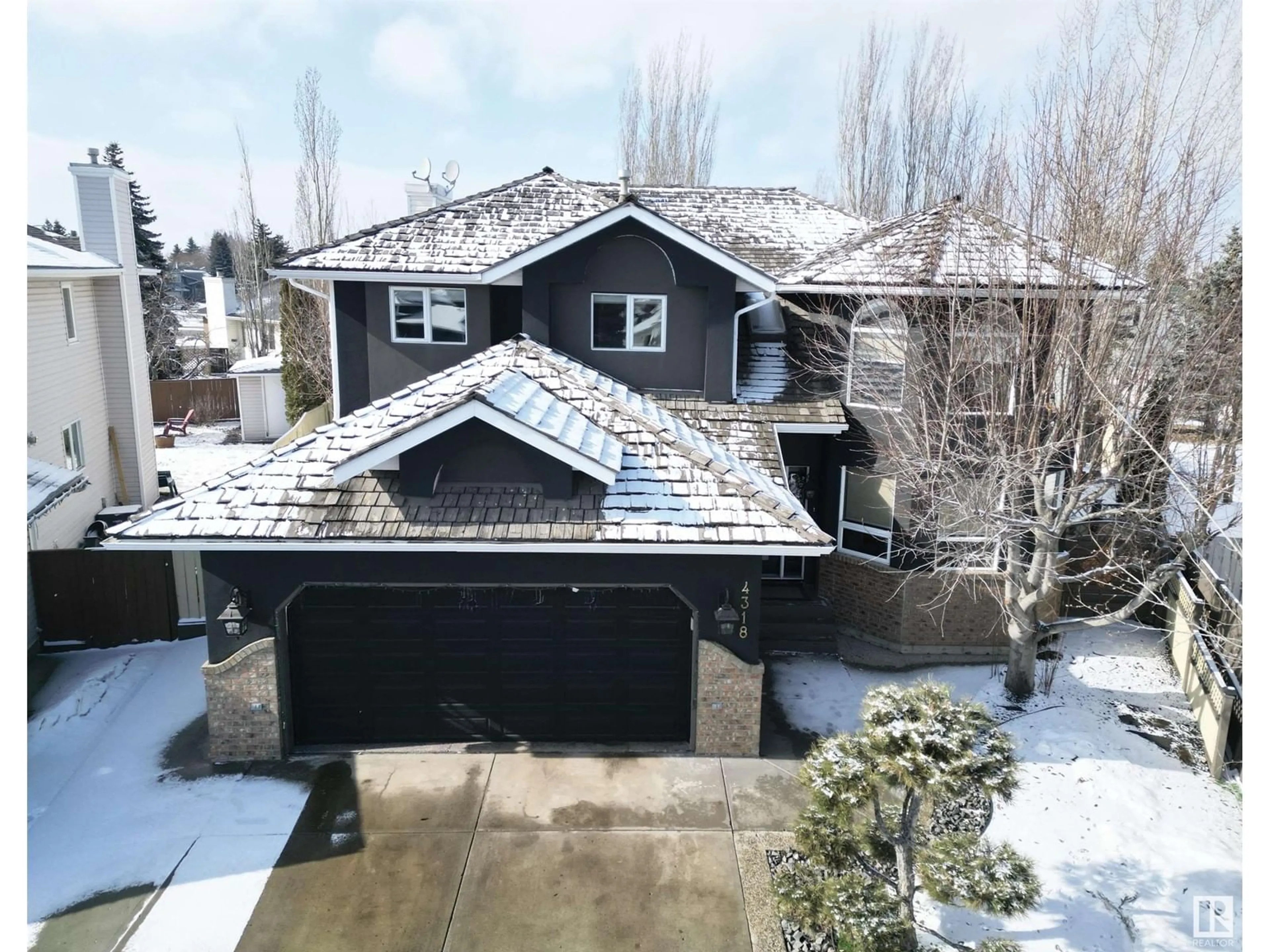 A pic from outside/outdoor area/front of a property/back of a property/a pic from drone, street for 4318 46 ST NW, Edmonton Alberta T6L6L9