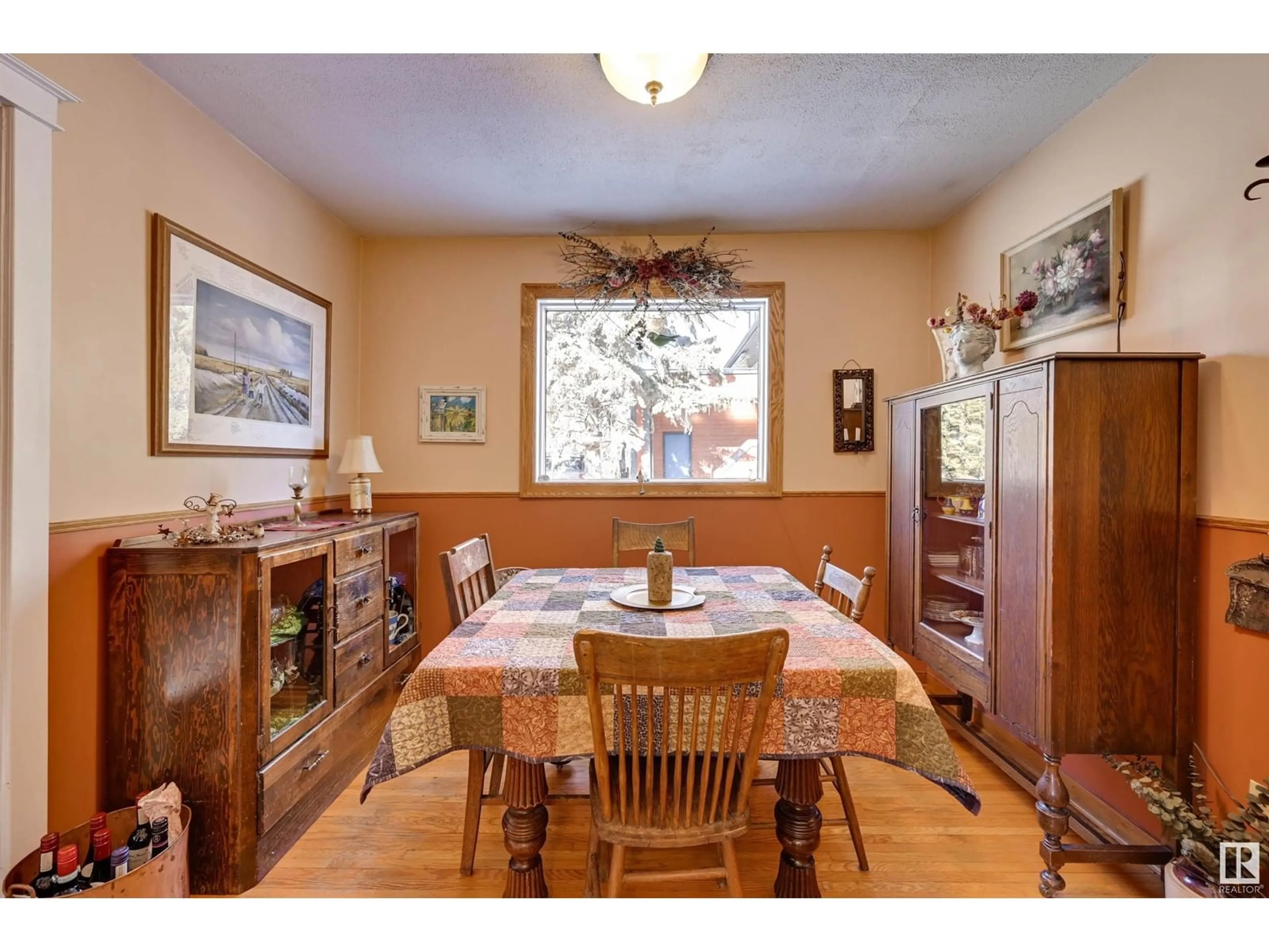 Dining room, wood/laminate floor for 8905 97 ST NW, Edmonton Alberta T6E4X9