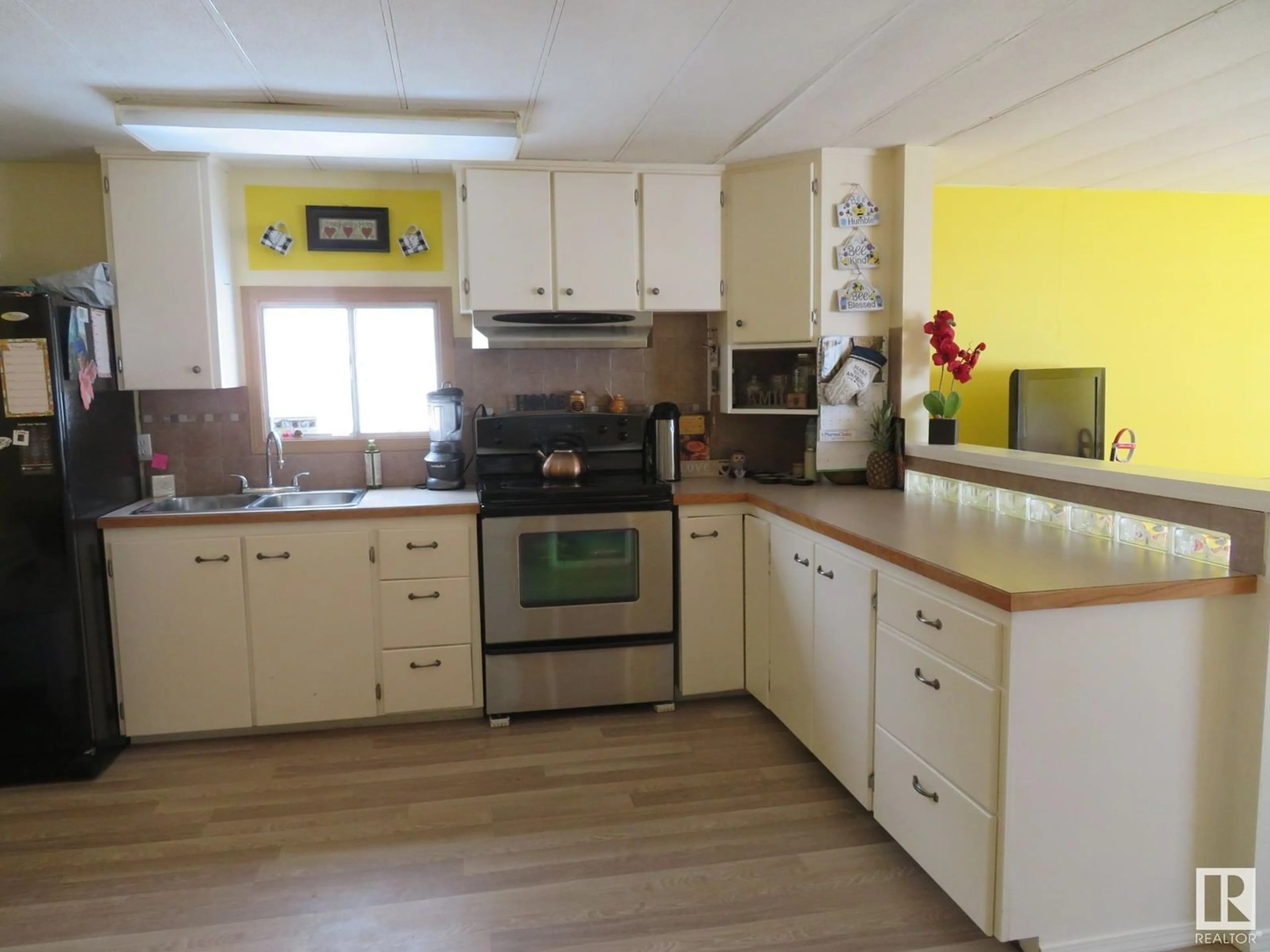 Standard kitchen, wood/laminate floor for 5112 51 ST, Entwistle Alberta T0S0S0