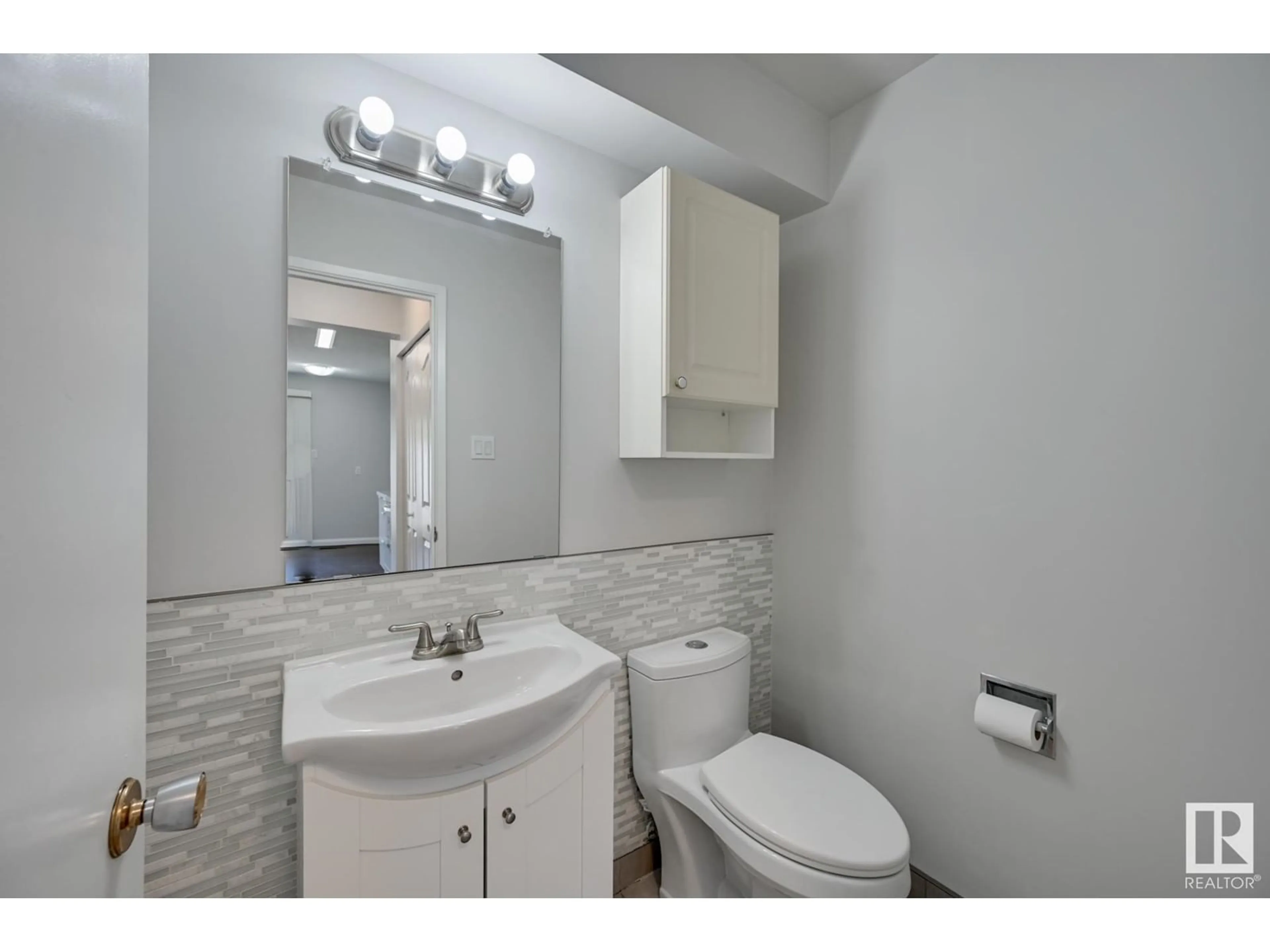 Standard bathroom, ceramic/tile floor for 20F MEADOWLARK VG NW, Edmonton Alberta T5R5X3