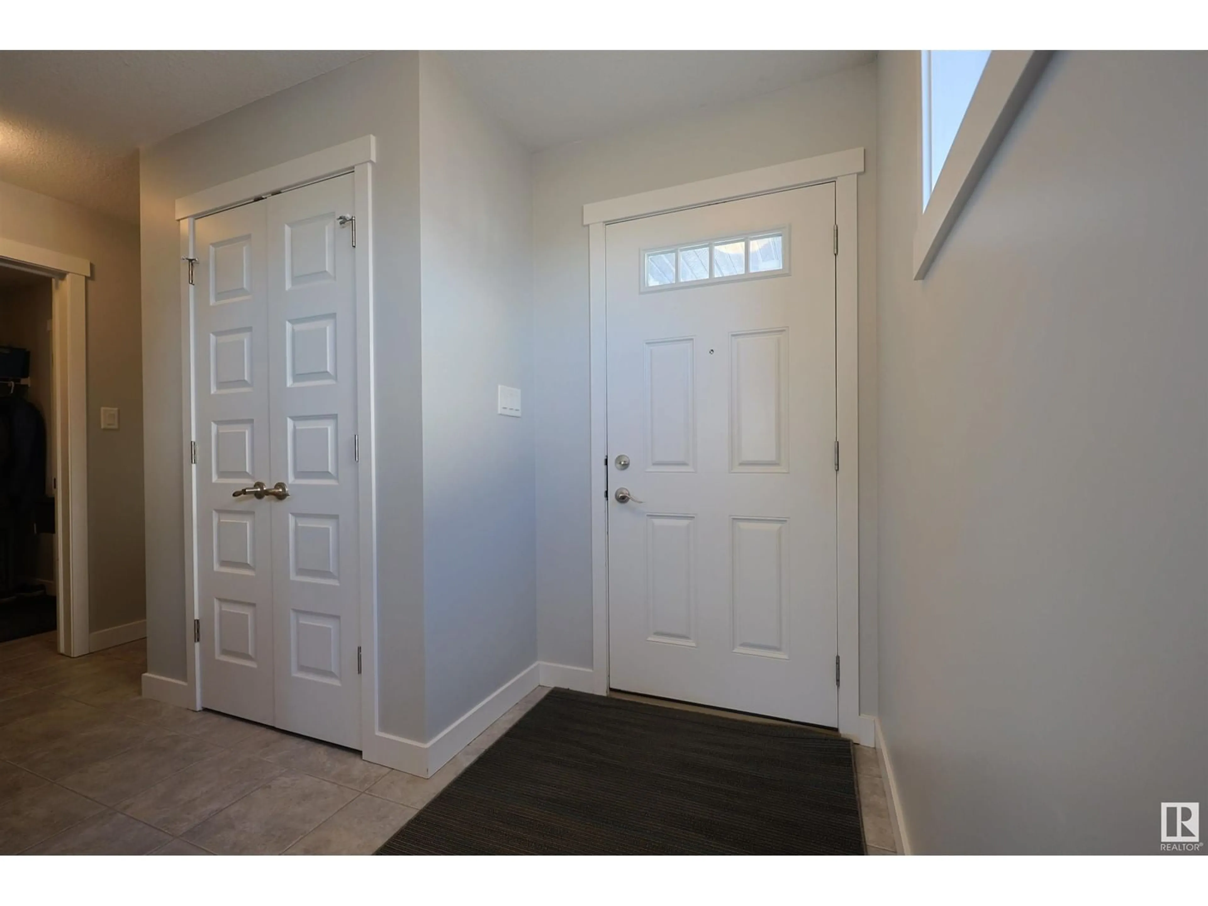 Indoor entryway for 107 51 ST SW, Edmonton Alberta T6X0Z7