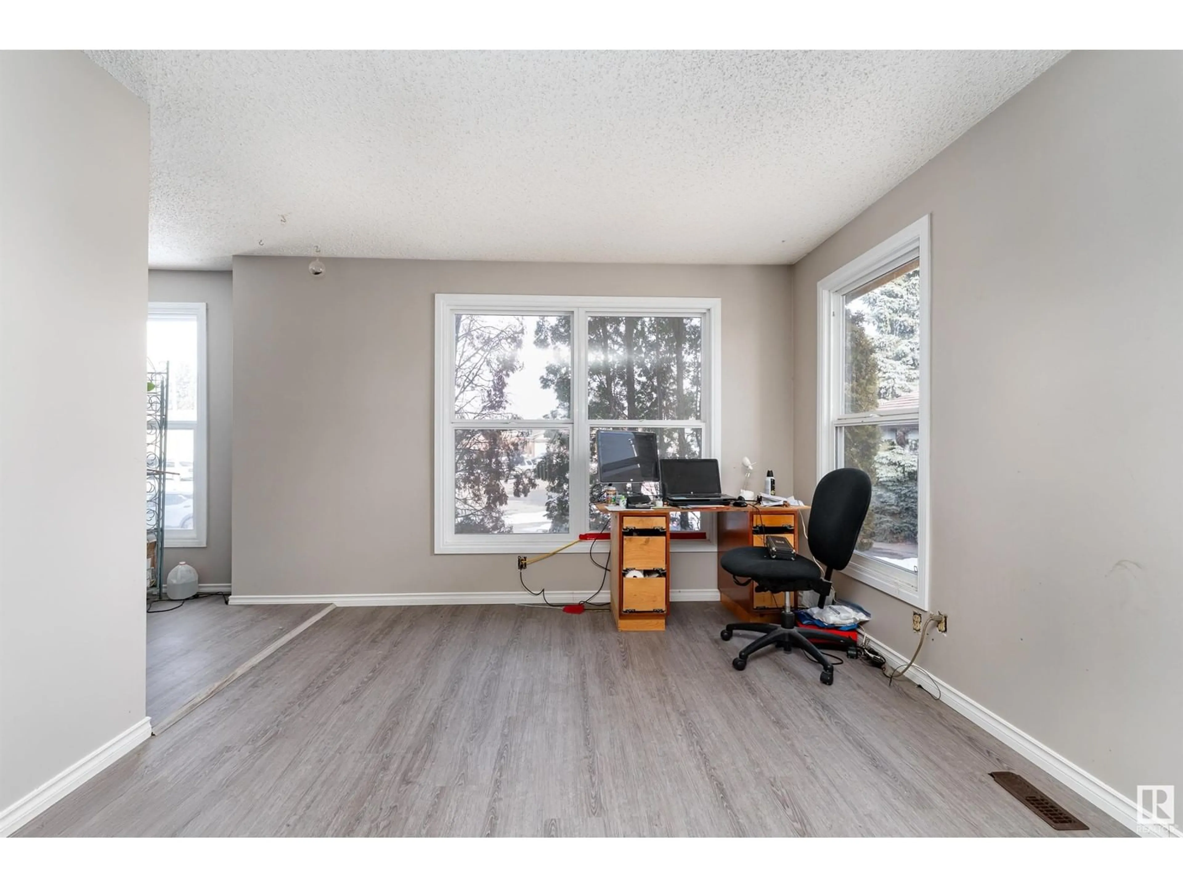 A pic of a room for 3440 42 ST NW, Edmonton Alberta T6L5A1