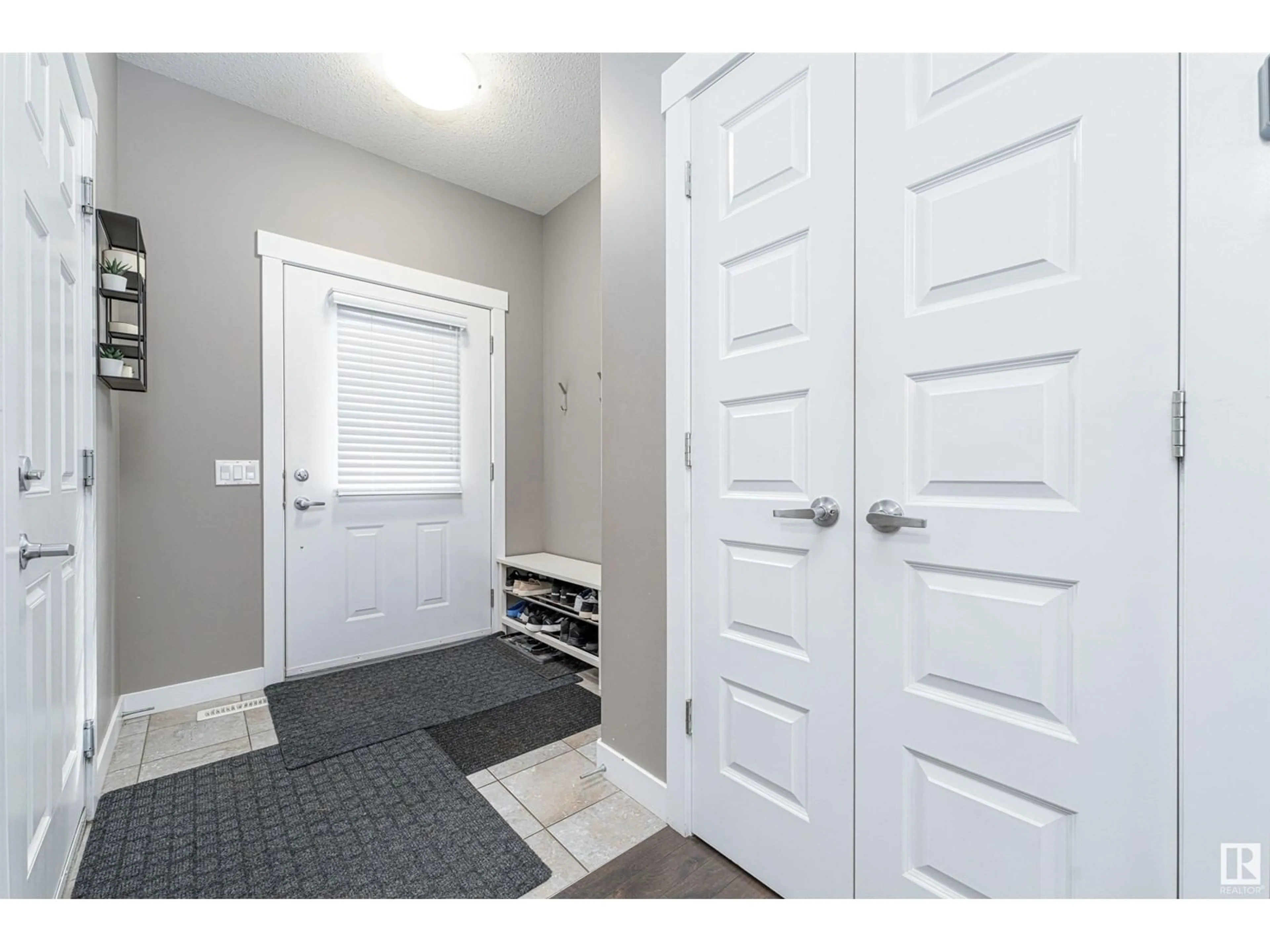 Indoor entryway for 17260 73 ST NW, Edmonton Alberta T5Z0L3