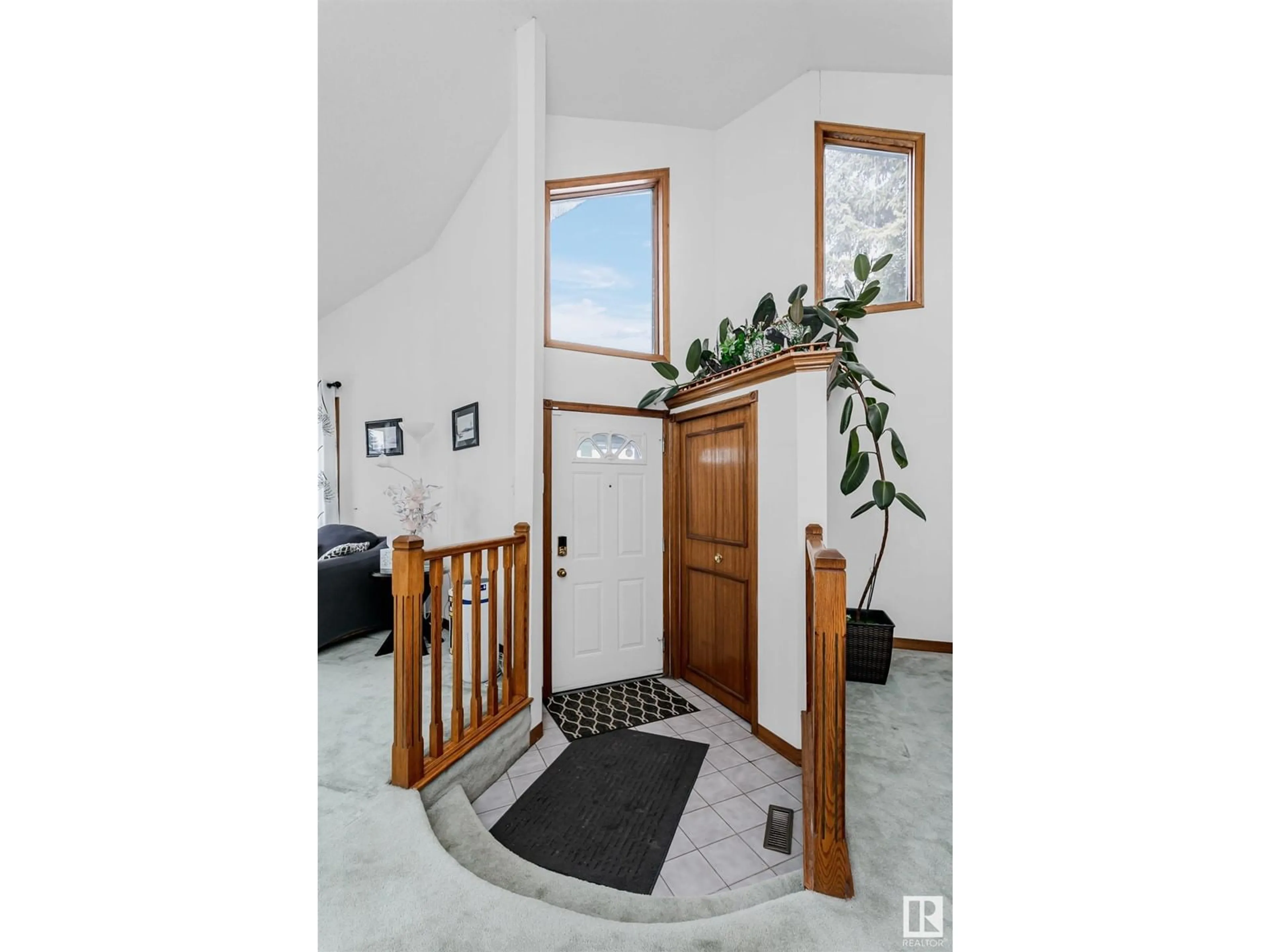 Indoor entryway for 9923 180 ST NW, Edmonton Alberta T5T4H9