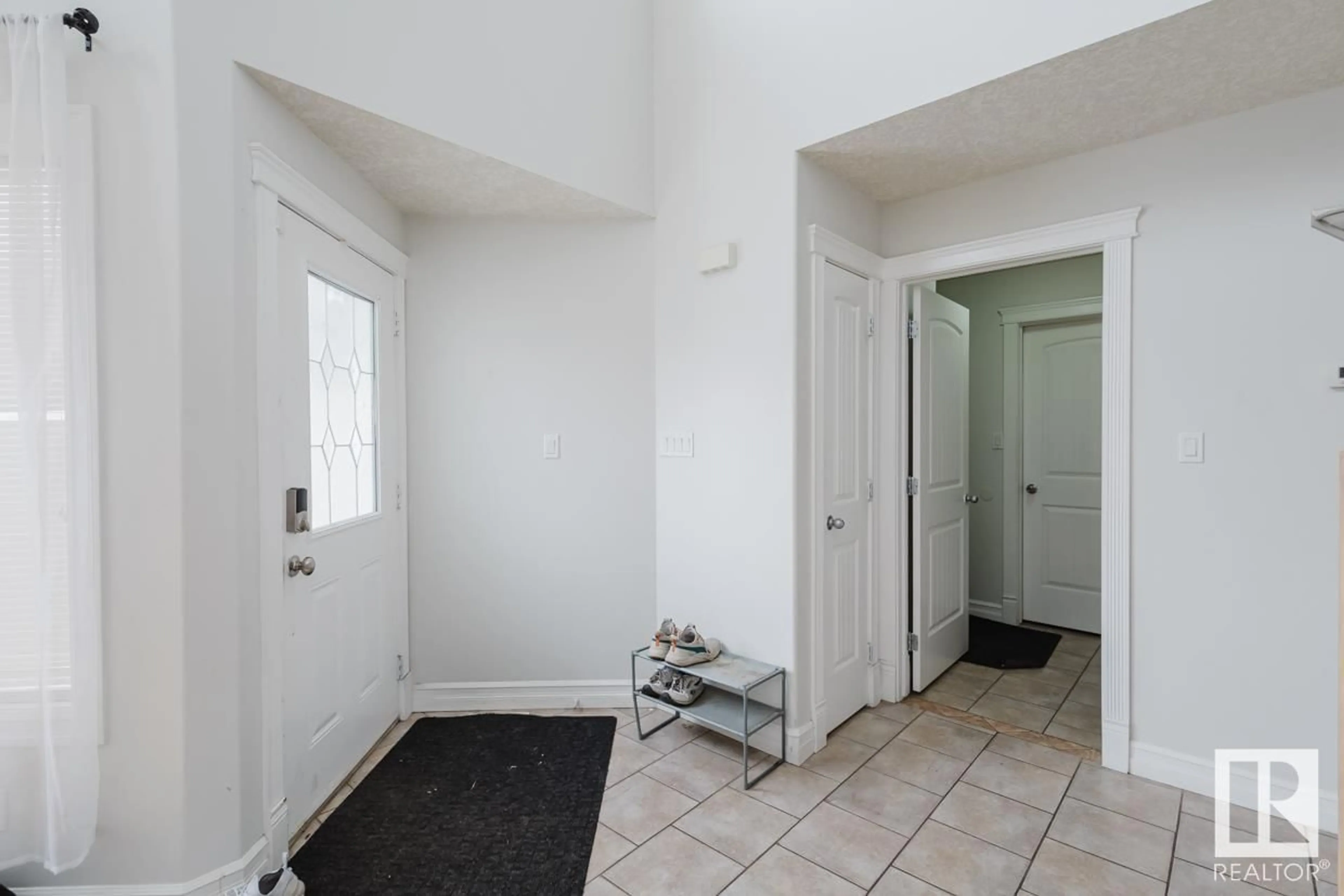 Indoor entryway for 11828 173 AV NW, Edmonton Alberta T5X6G1