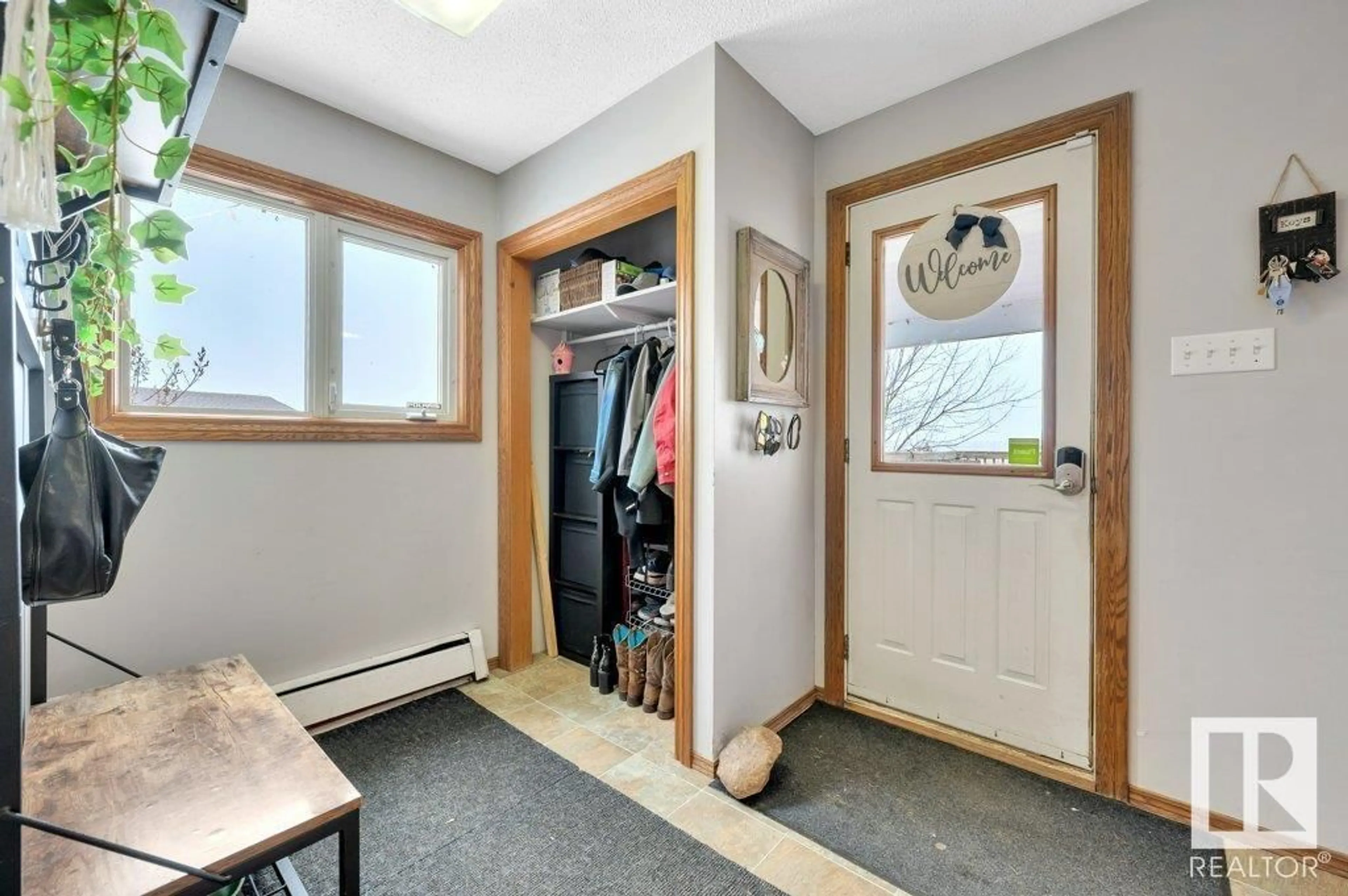 Indoor entryway for 57425 RGE ROAD 222, Rural Sturgeon County Alberta T0A2W0