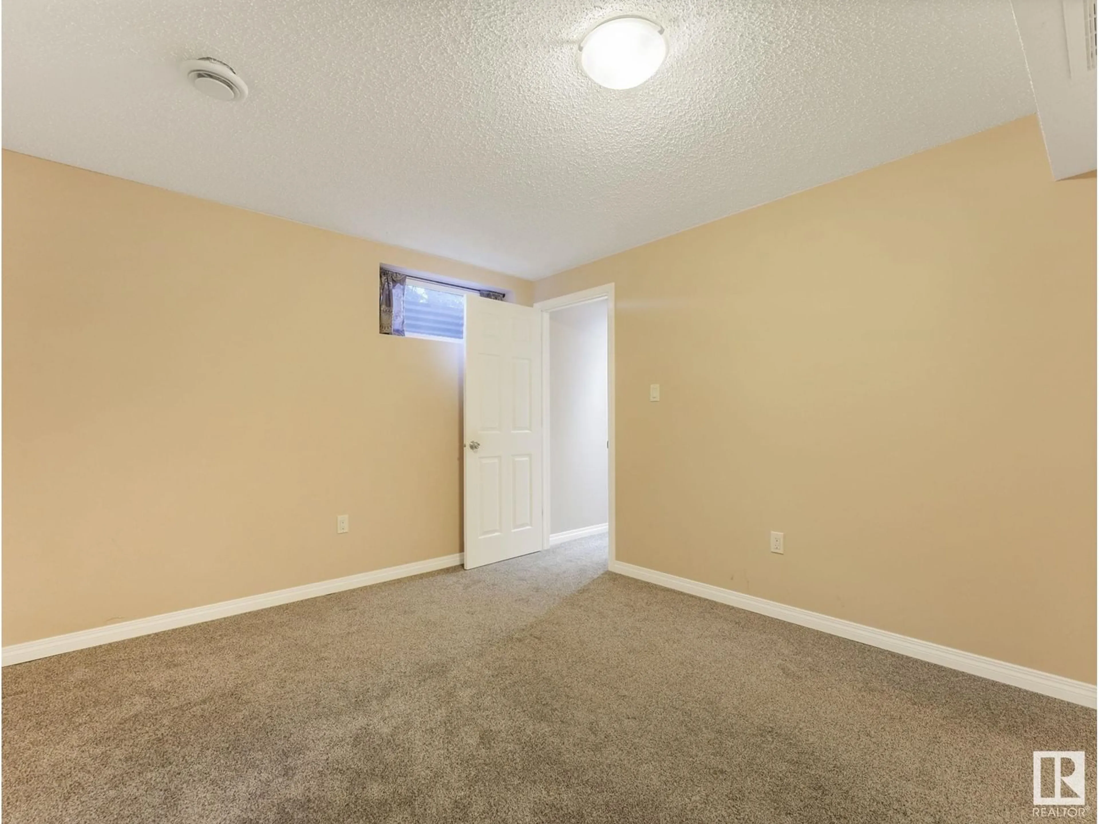 A pic of a room for 4920 31 AV NW, Edmonton Alberta T6L5H6