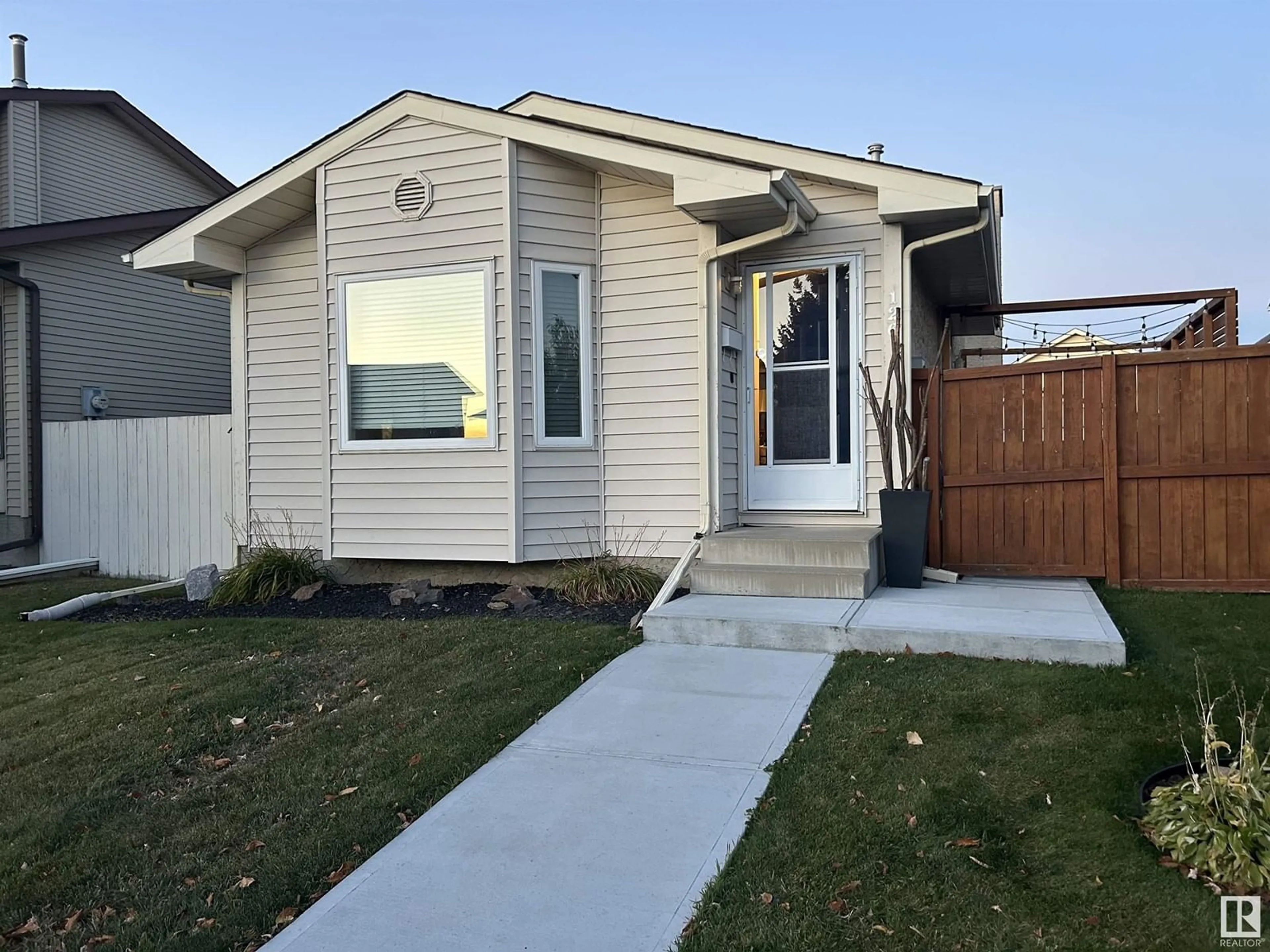 Home with vinyl exterior material, street for 126 KINISKI CR NW, Edmonton Alberta T6L5A9