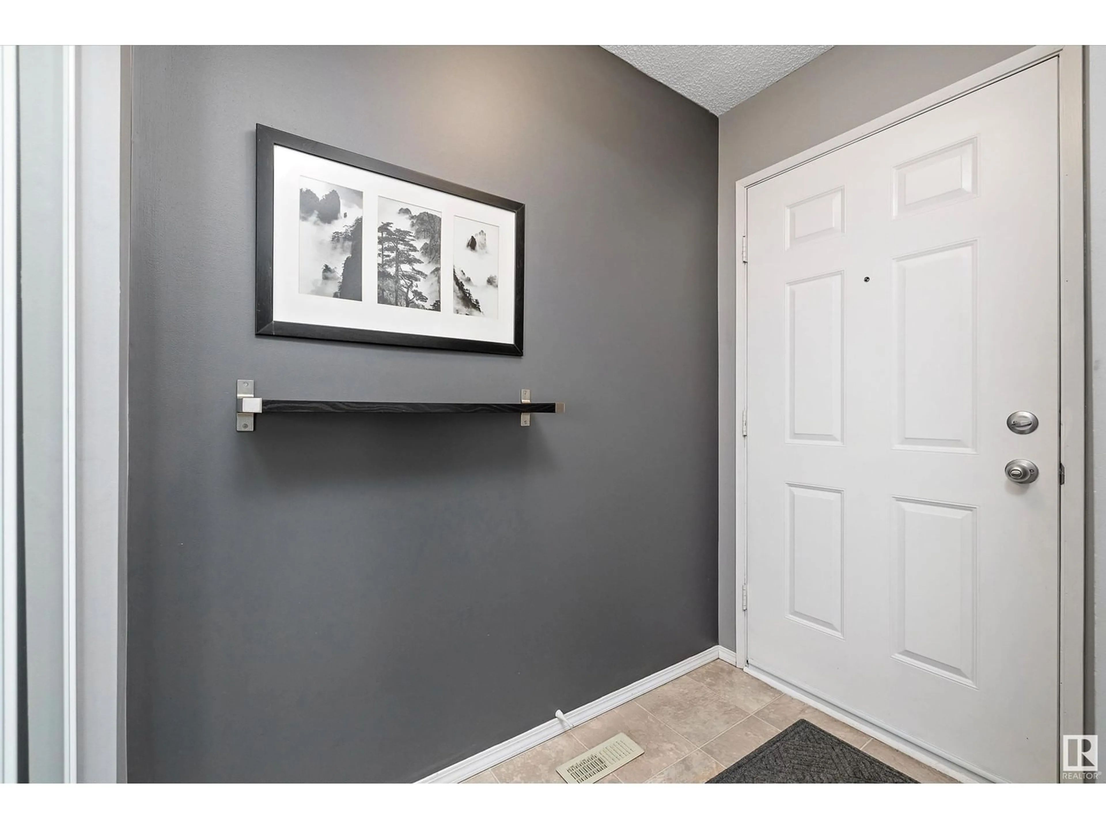 Indoor entryway for 126 KINISKI CR NW, Edmonton Alberta T6L5A9