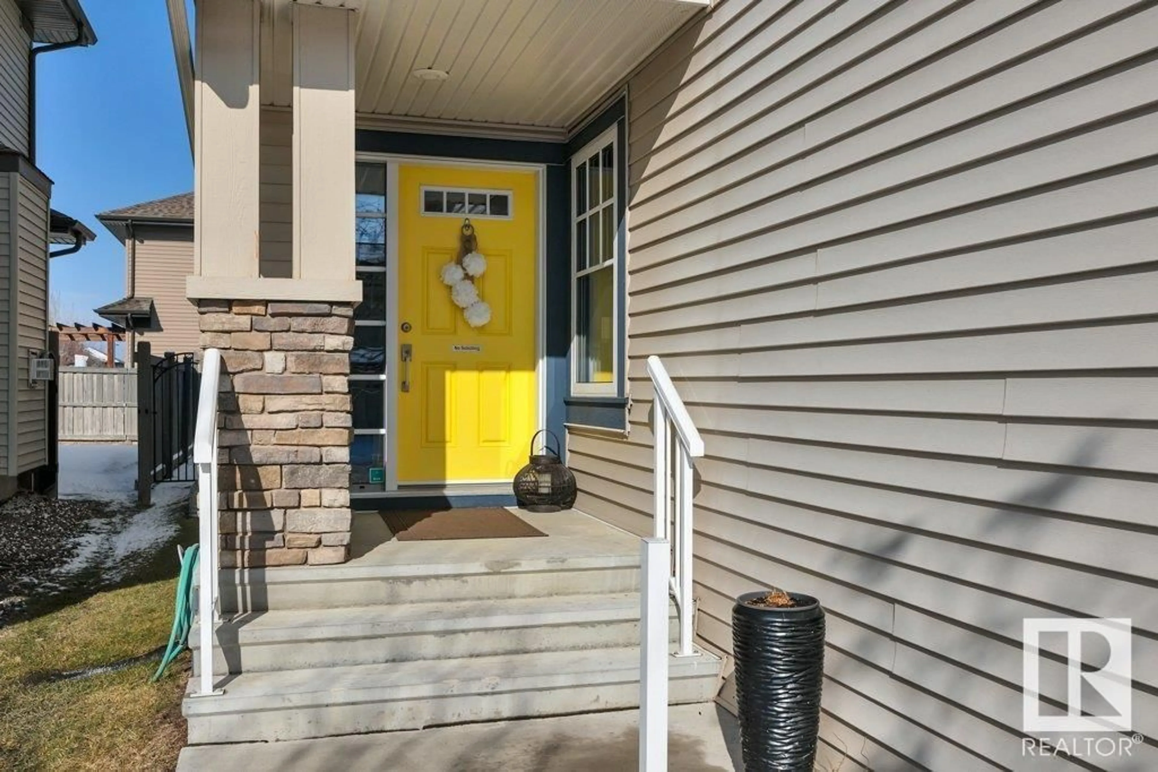 Indoor entryway for 634 ADAMS WY SW, Edmonton Alberta T6W0J9