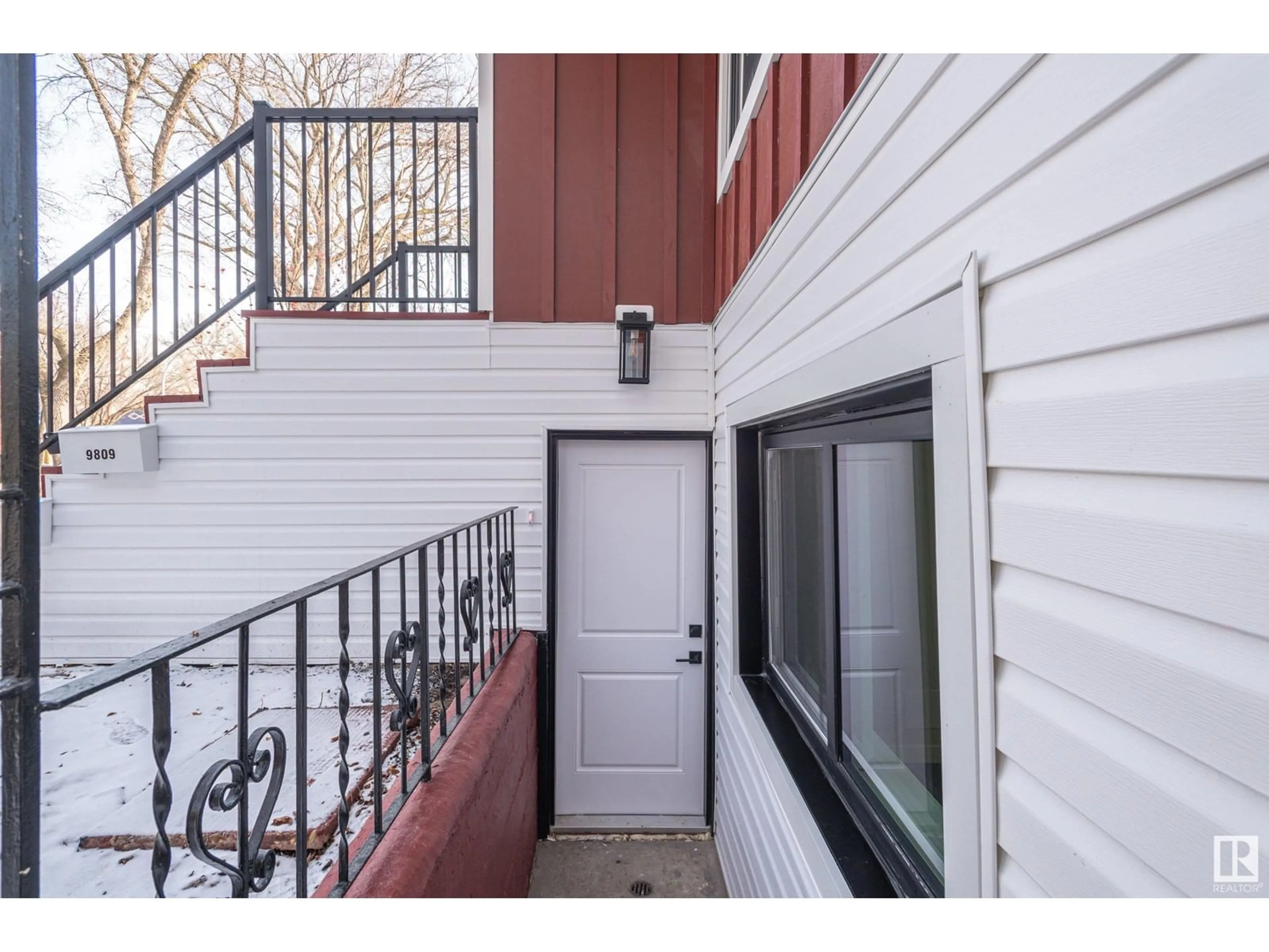 Indoor entryway for 9809/9811 89 AV NW, Edmonton Alberta T6E2S3