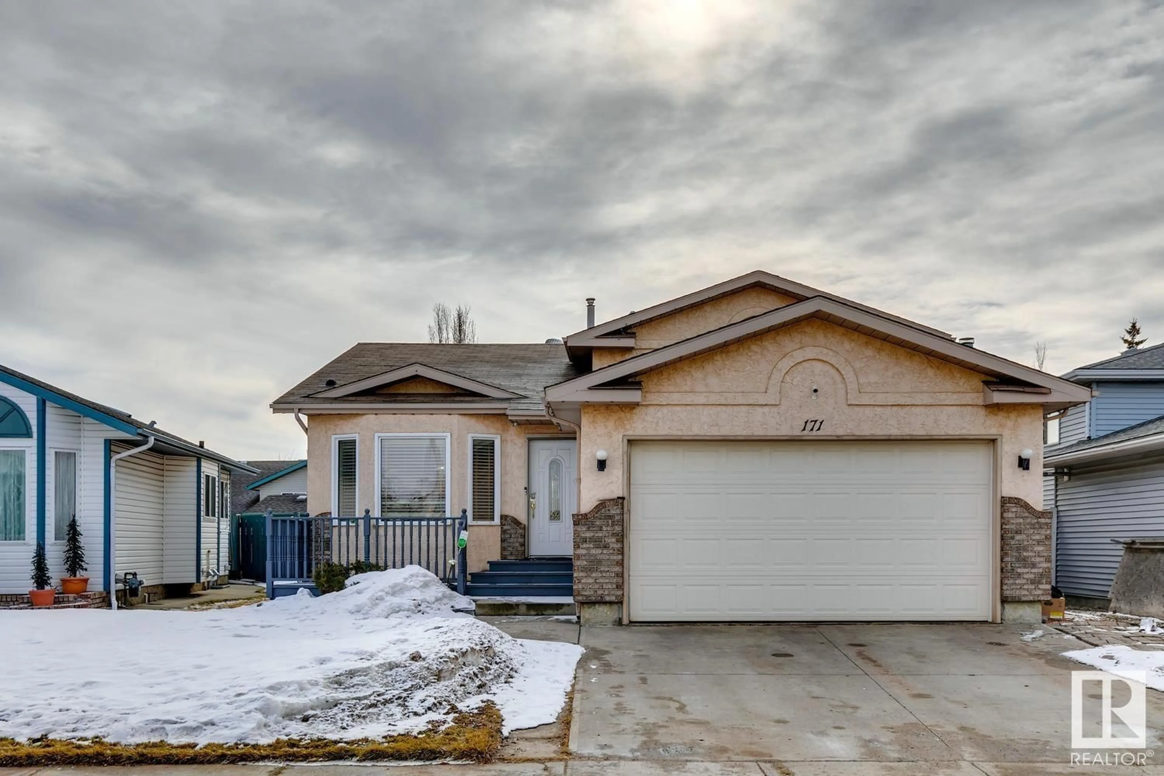 Home with vinyl exterior material, street for 171 KLARVATTEN RD NW, Edmonton Alberta T5Z2X3