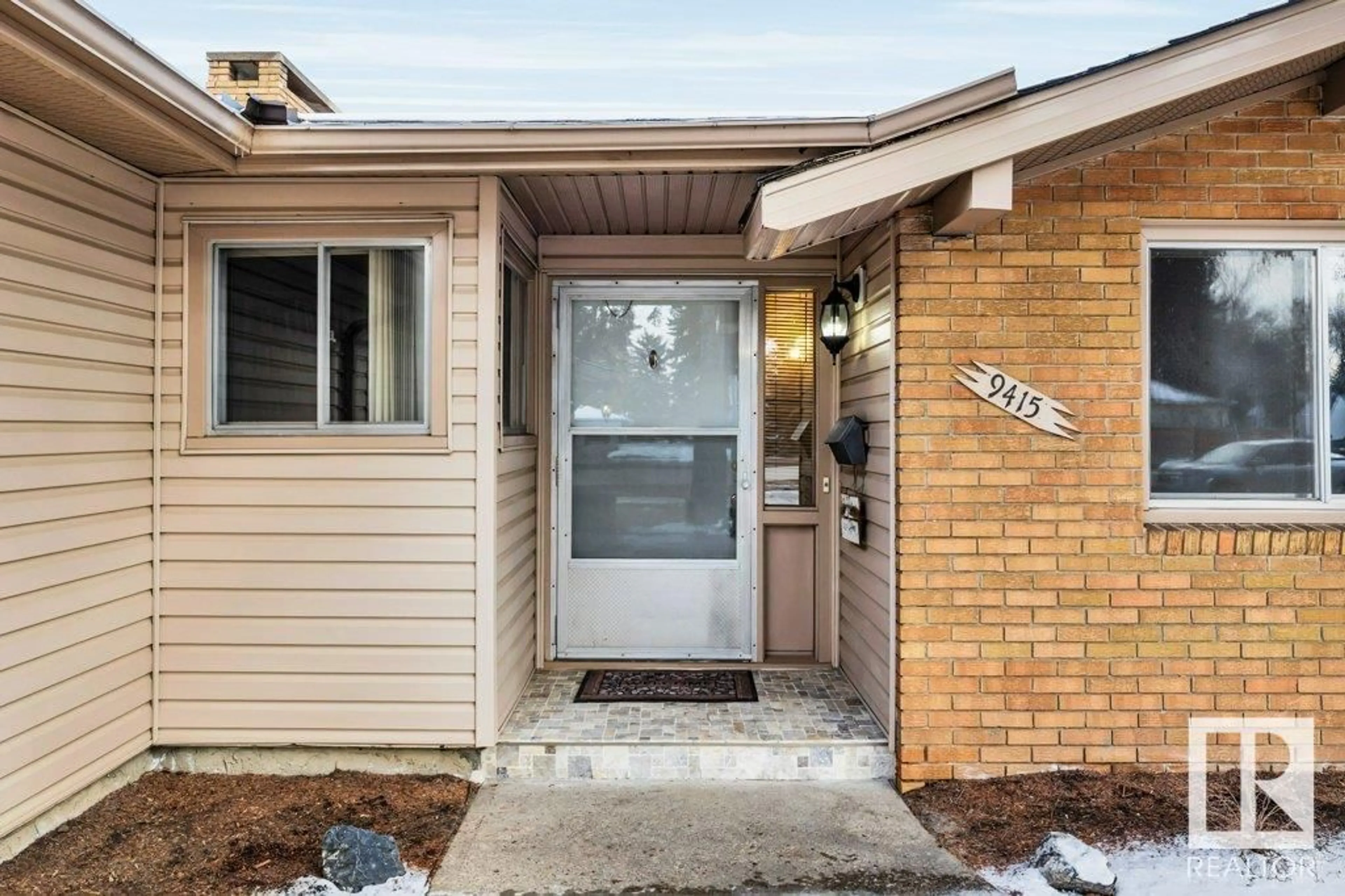 Indoor entryway for 9415 75 ST NW, Edmonton Alberta T6C2H6