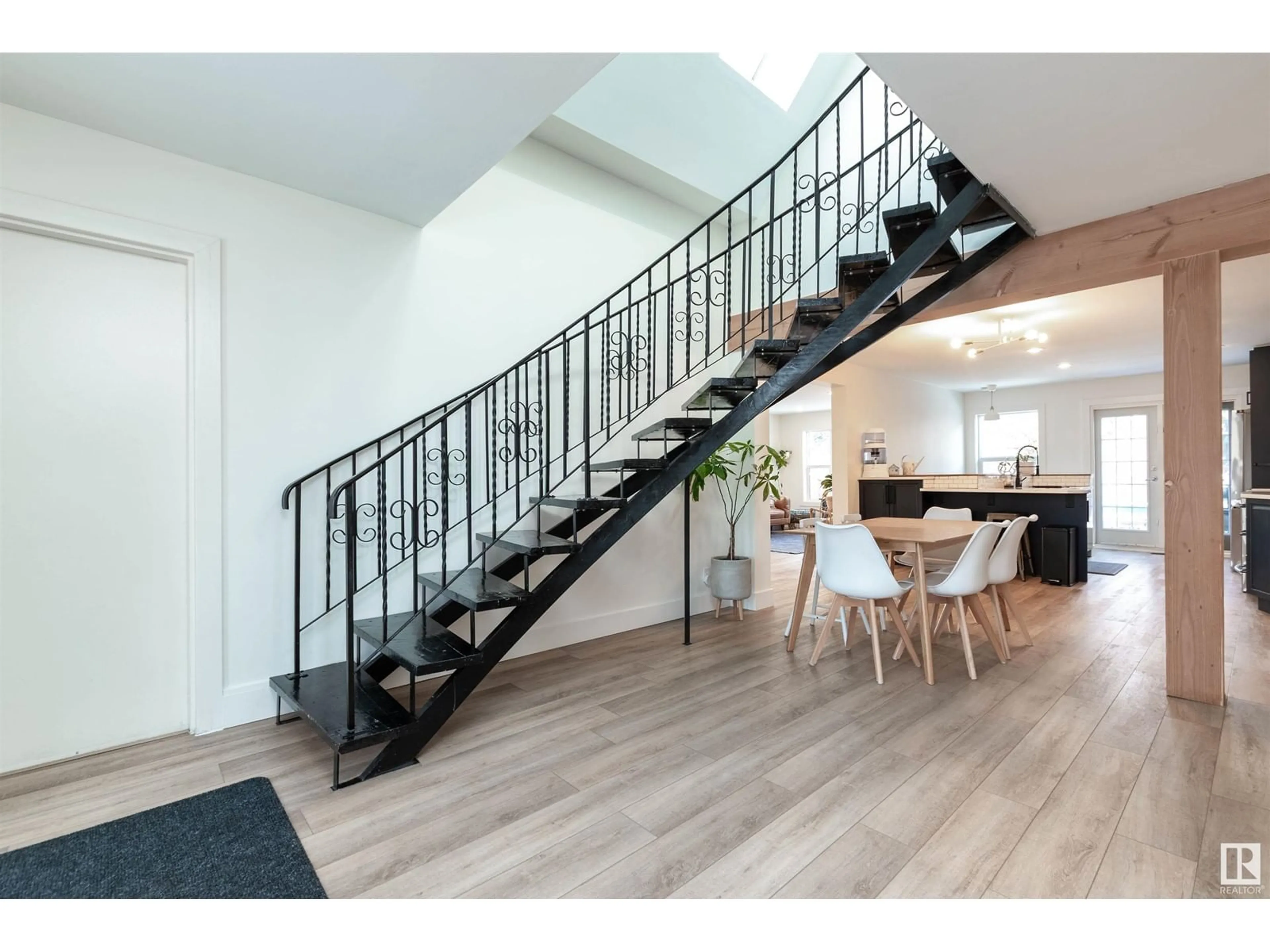 Stairs for 947 JUNIPER AV, Sherwood Park Alberta T8A2C9