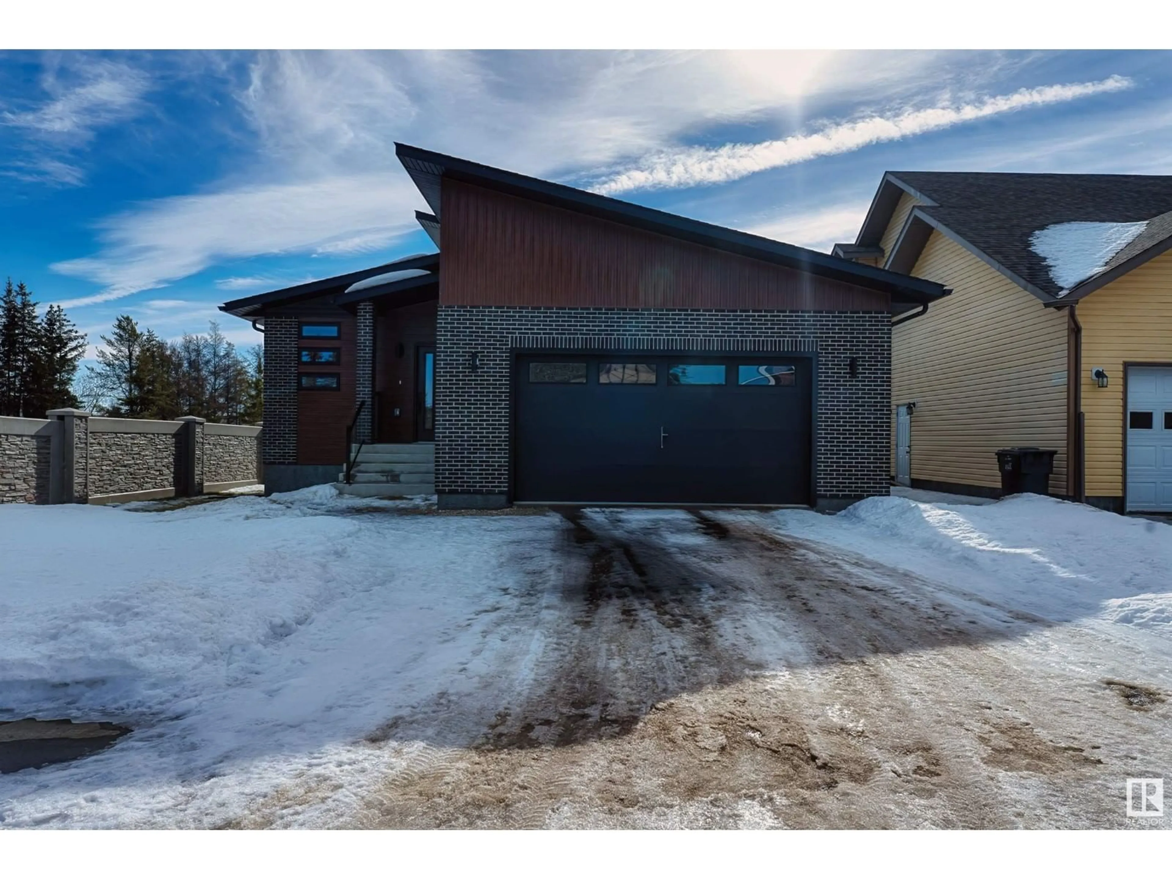 Indoor garage for 5701 53 AV, St. Paul Town Alberta T0A3A1