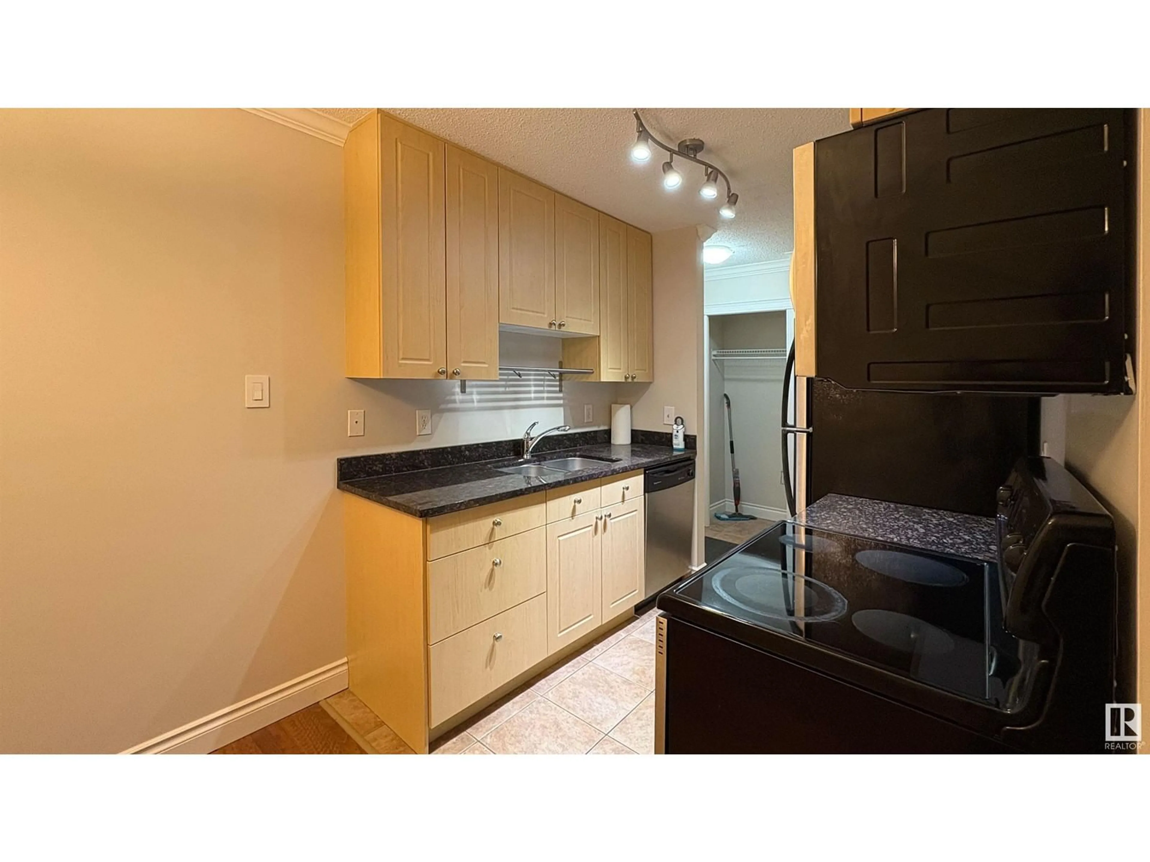 Standard kitchen, unknown for 105 - 10520 80 AV NW, Edmonton Alberta T6E1V3