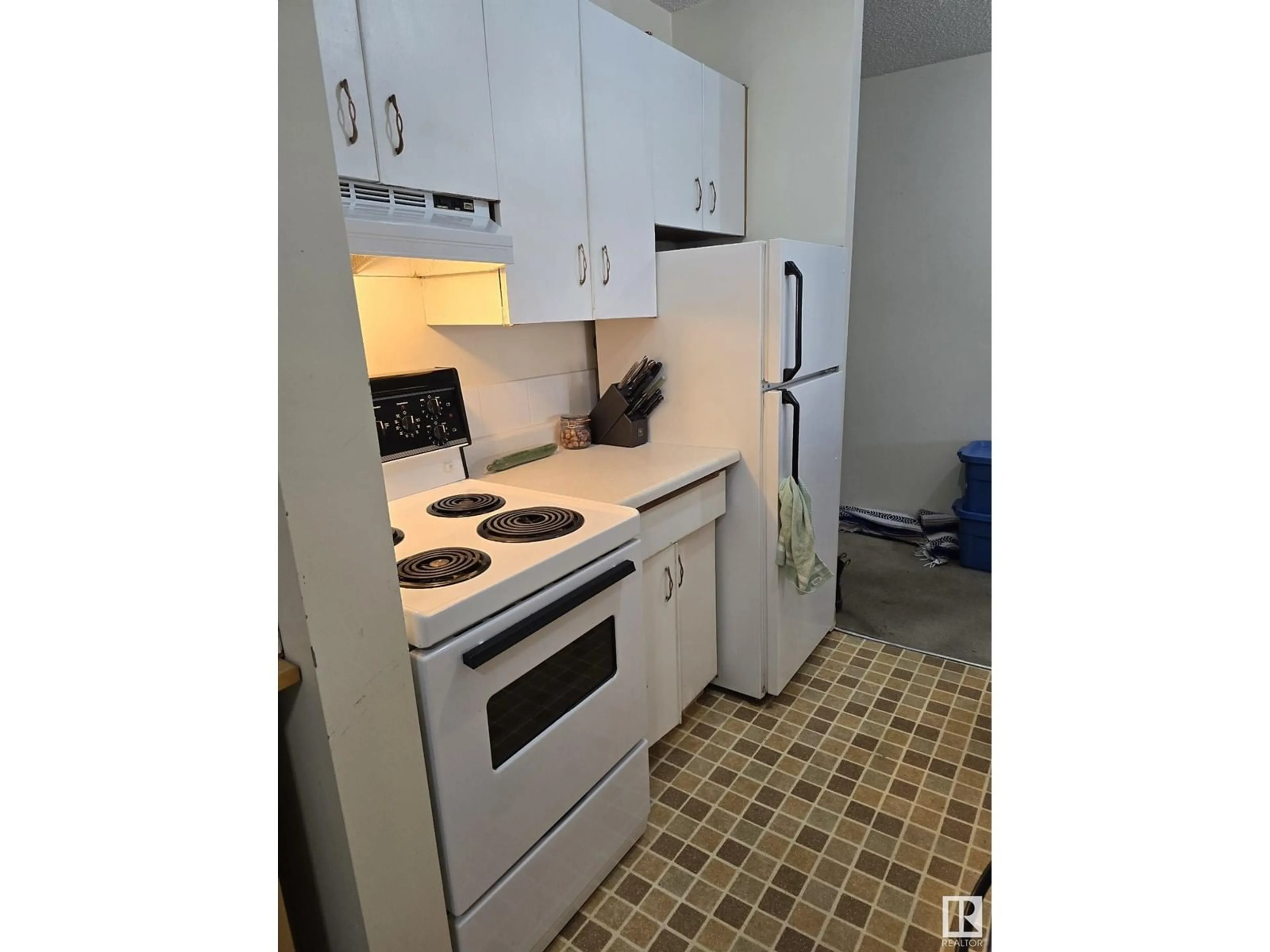 Standard kitchen, unknown for #307 10160 116 ST NW, Edmonton Alberta T5K1V9