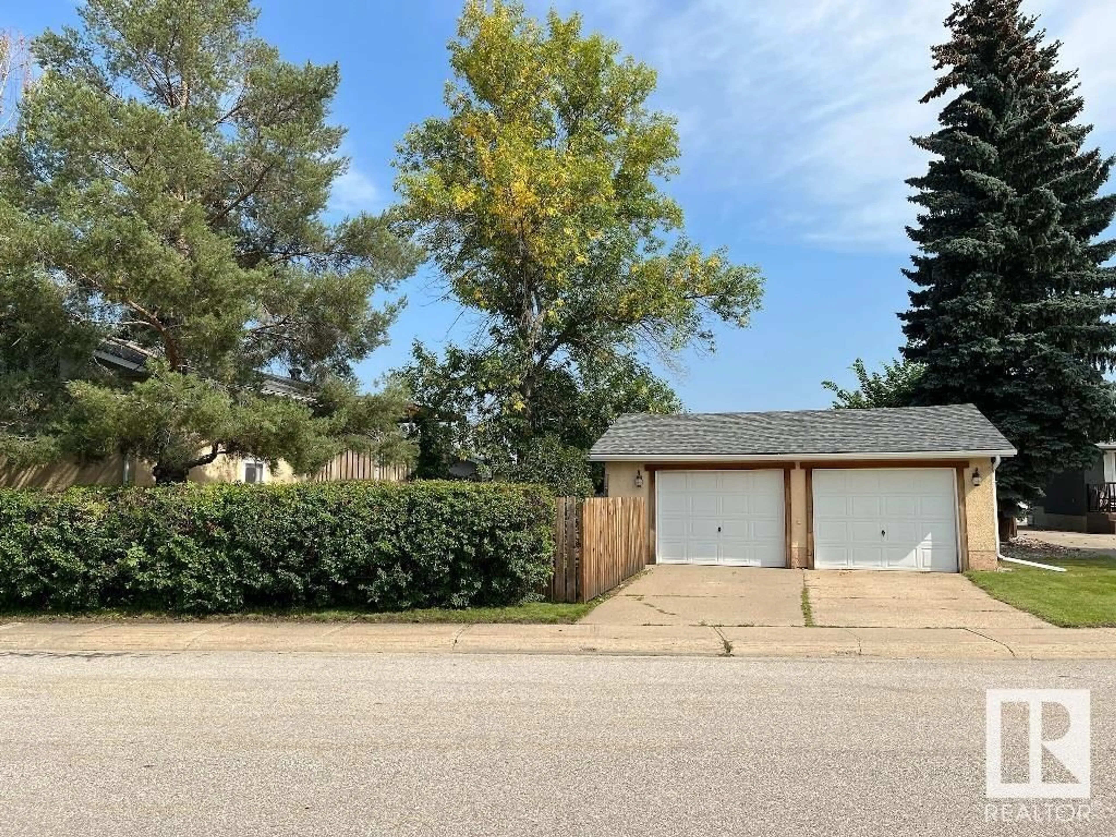 A pic from outside/outdoor area/front of a property/back of a property/a pic from drone, street for 15 GALEN CR, Sherwood Park Alberta T8A2L1