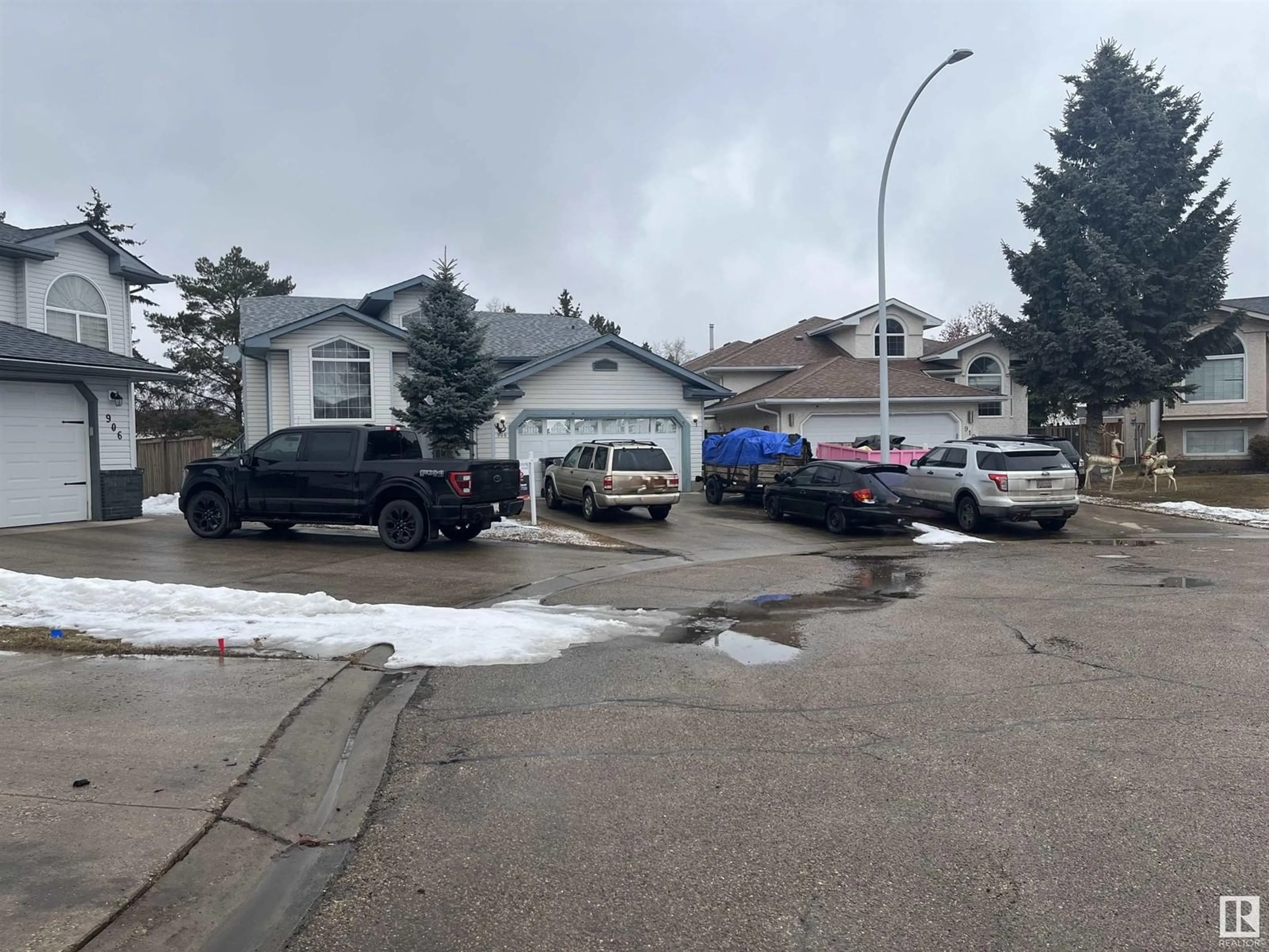 Parking for 908 JORDAN CR NW, Edmonton Alberta T6L6X5