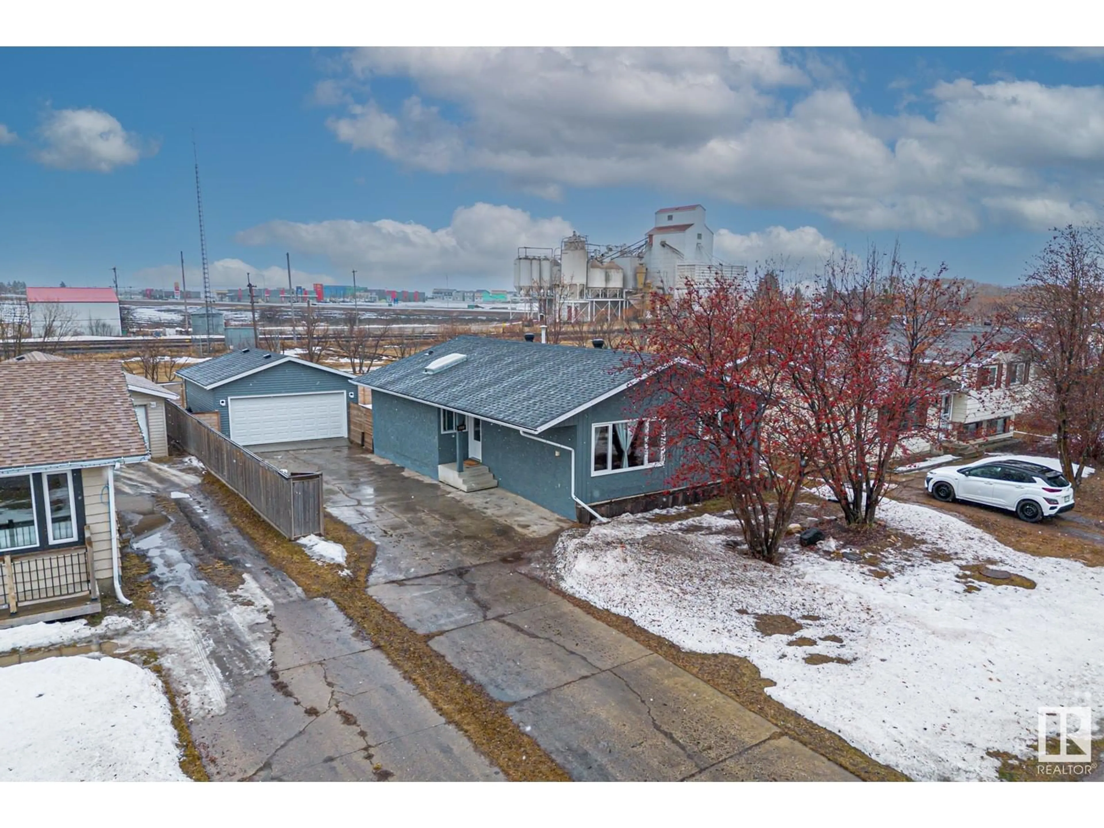 A pic from outside/outdoor area/front of a property/back of a property/a pic from drone, street for 9809 95 AV, Morinville Alberta T8R1H3